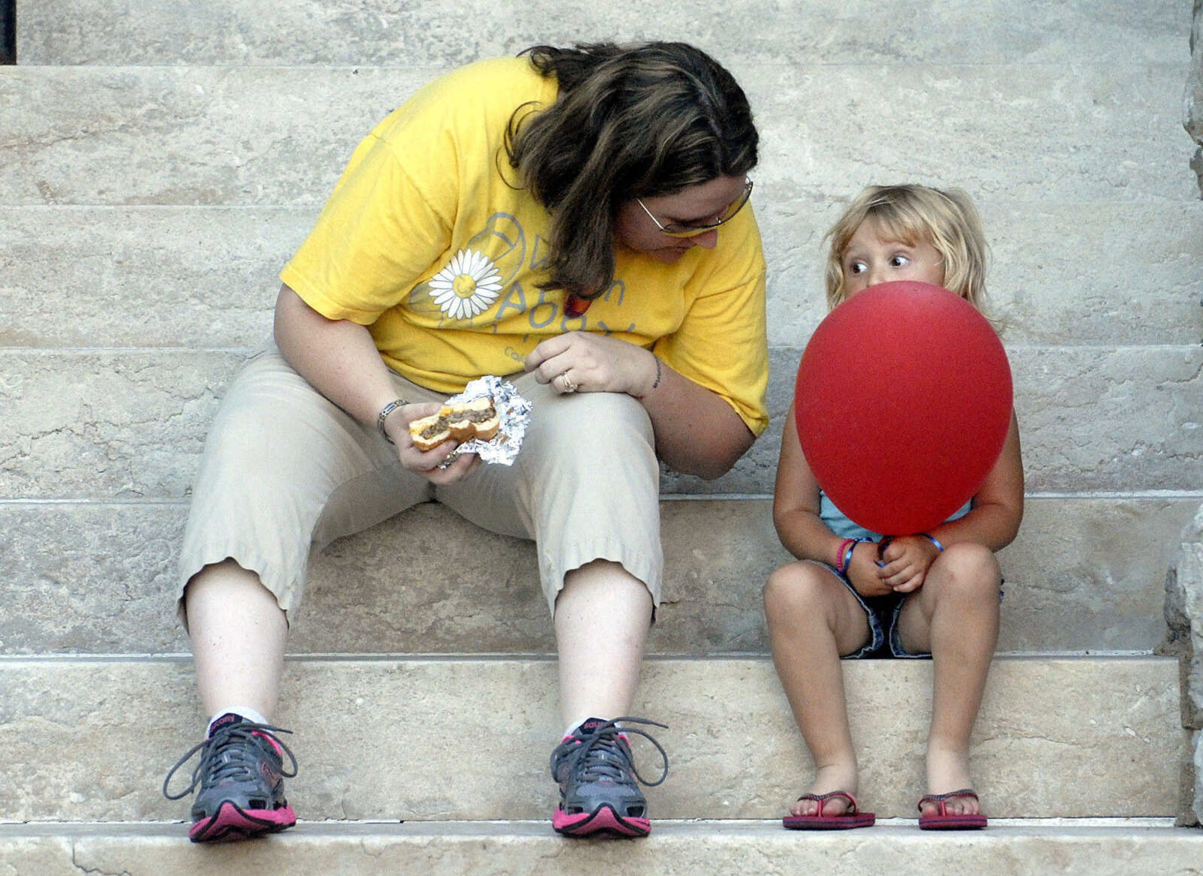 LAURA SIMON ~ lsimon@semissourian.com
Becky Brugger and her daughter Breanna talk on the steps of the Cape Girardeau Courthouse Tuesday, July 26, 2011 during the 103rd annual Jackson Homecomers celebration.