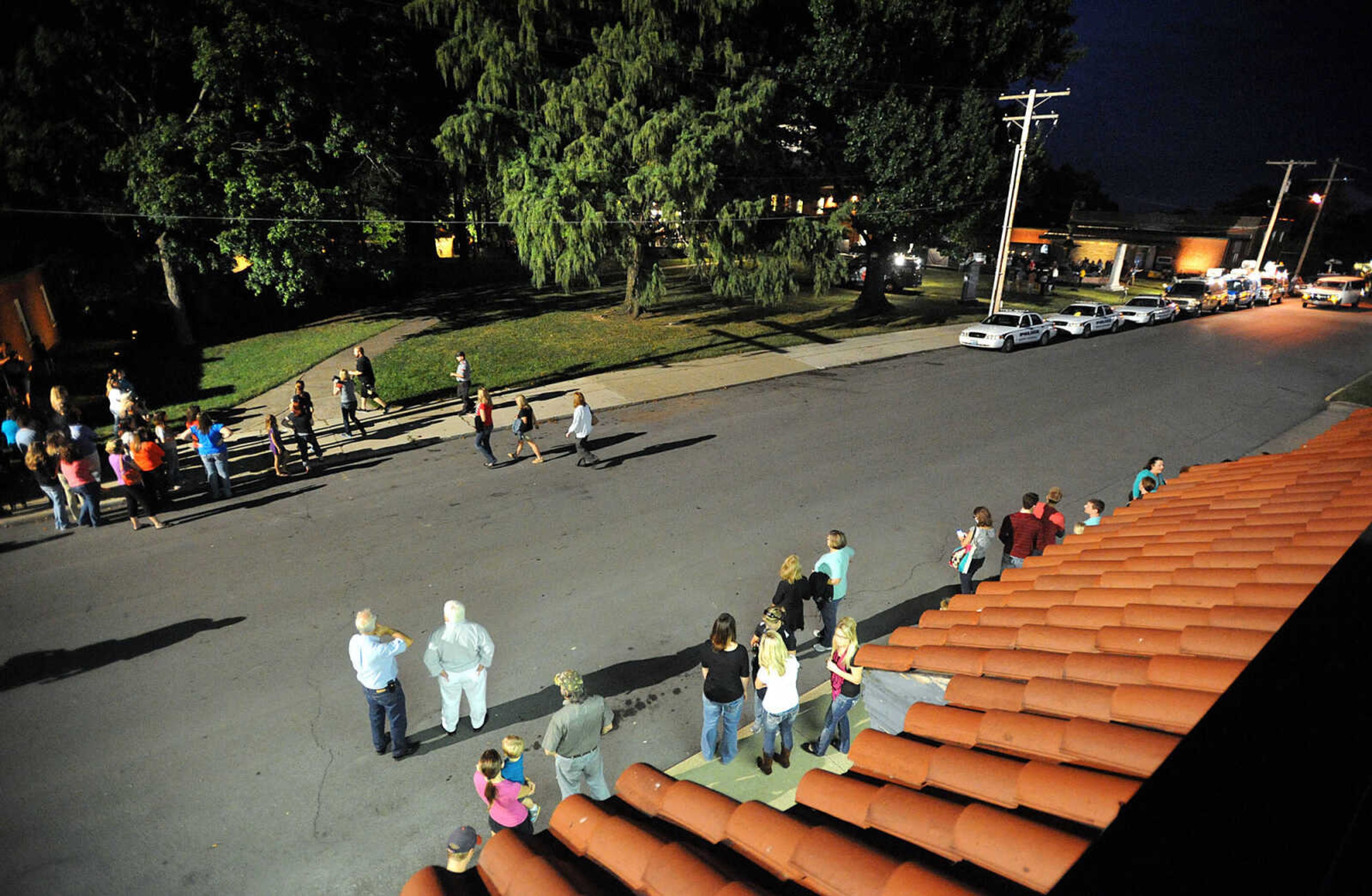 LAURA SIMON ~ lsimon@semissourian.com

Onlookers line Lorimier Street as filming for 20th Century Fox's feature film "Gone Girl" gets underway at the Common Pleas Courthouse, Thursday, Oct. 3, 2013, in Cape Girardeau.