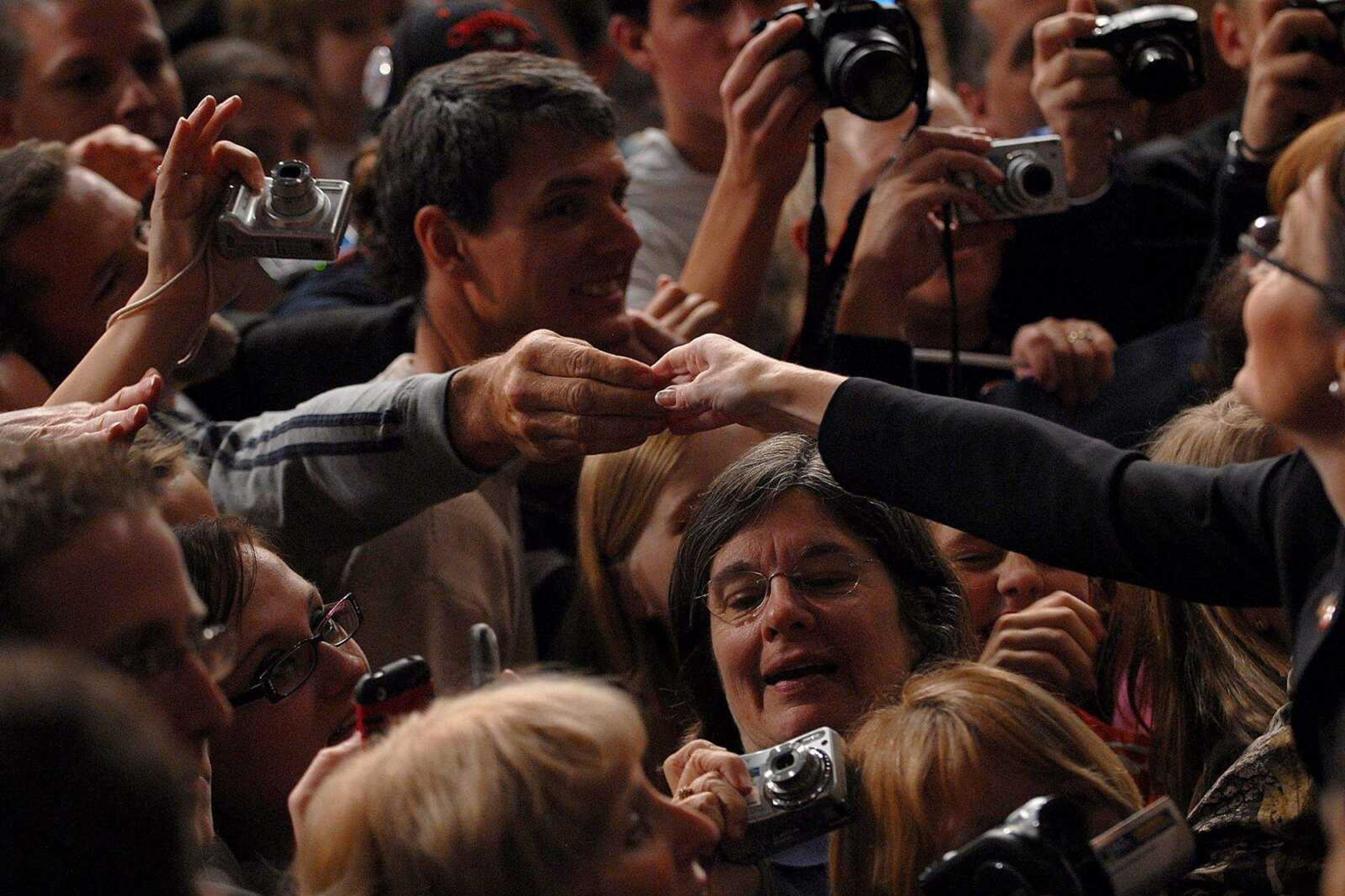 AARON EISENHAUER ~ aeisenhauer@semissourian.com
Sarah Palin reaches to shake a hand in the crowd.