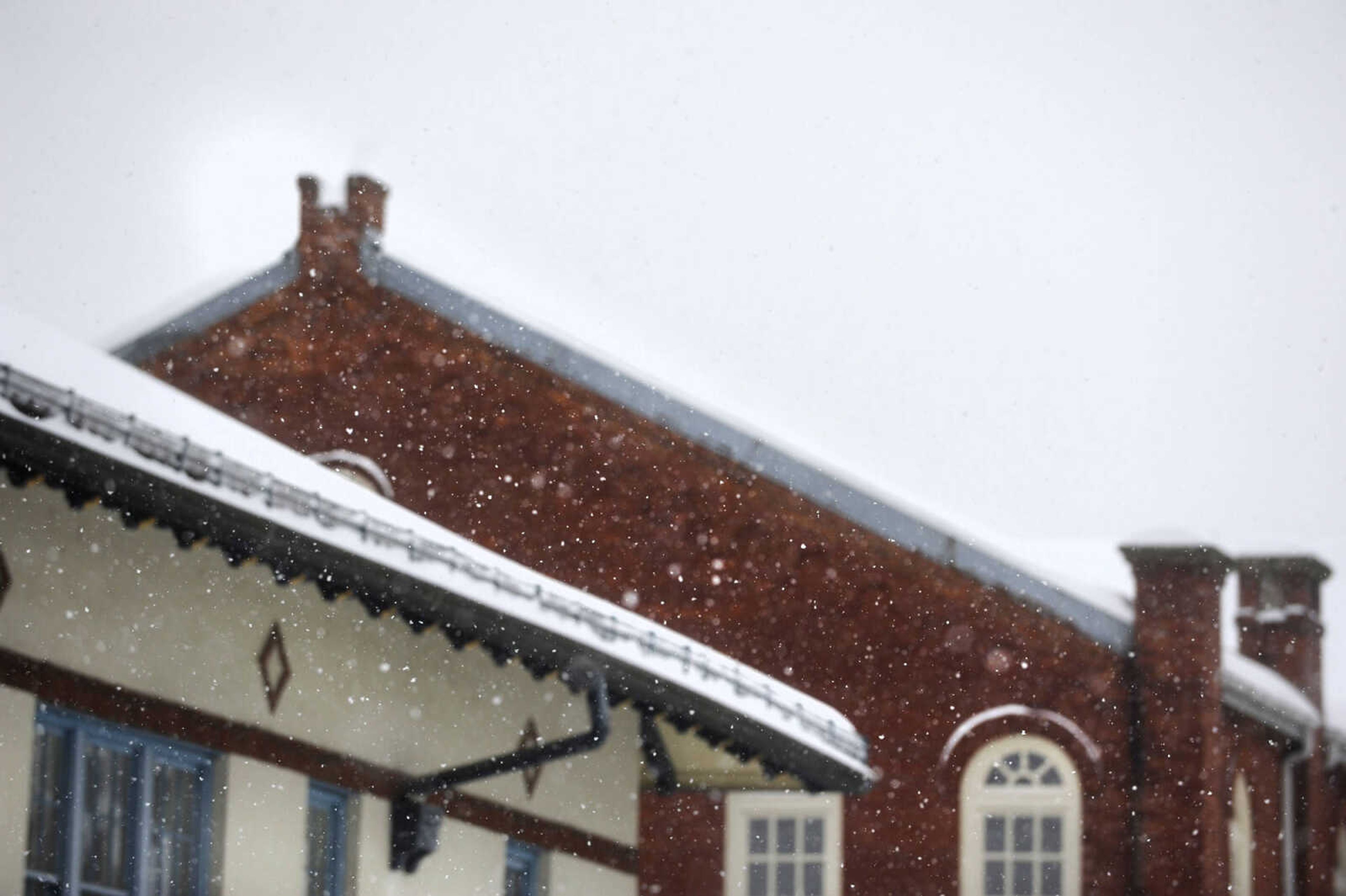 LAURA SIMON ~ lsimon@semissourian.com

Snow continues to fall, Monday, Feb. 16, 2015, in Cape Girardeau.