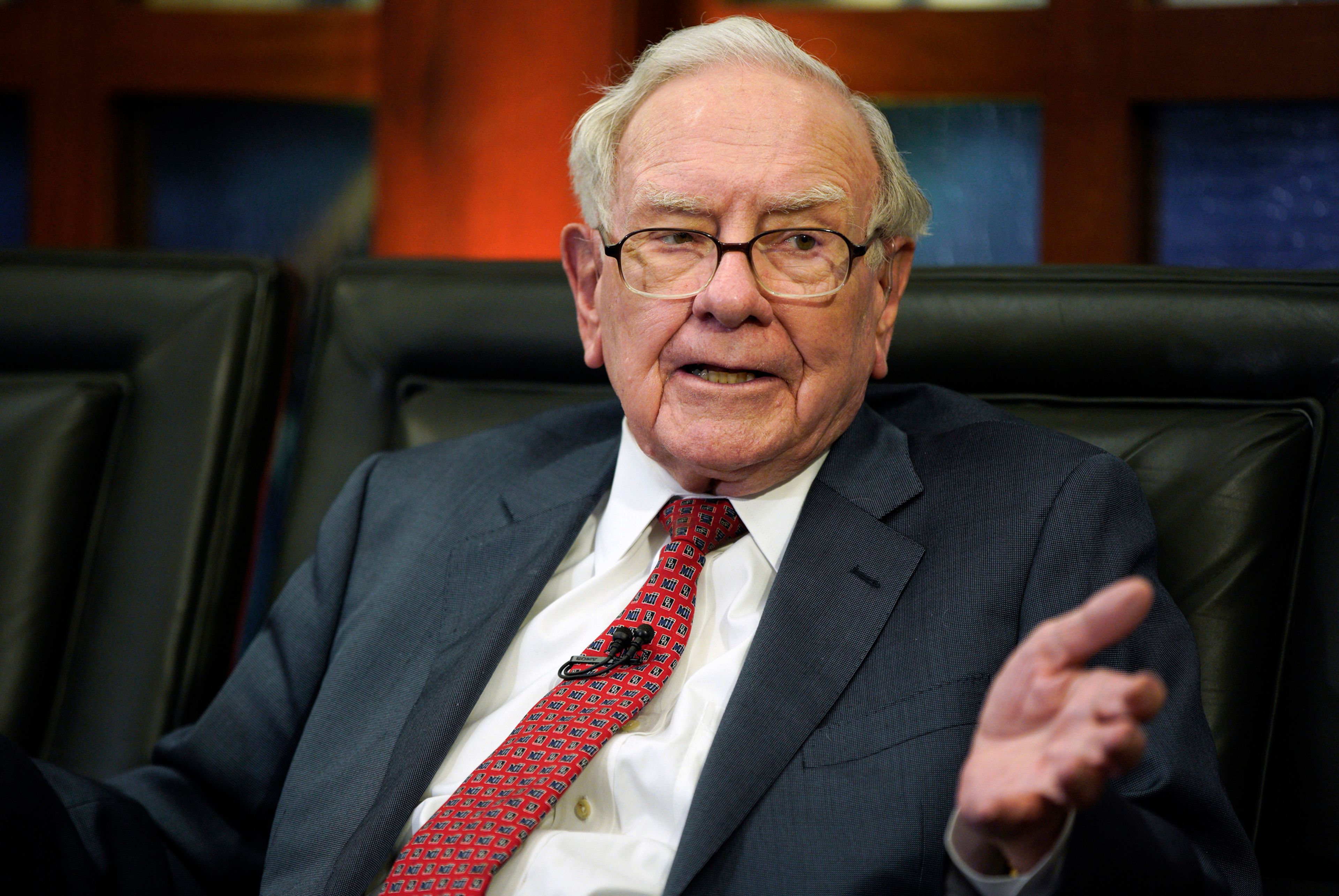Warren Buffett shocks shareholders by announcing his intention to retire at the end of the year - home hero image