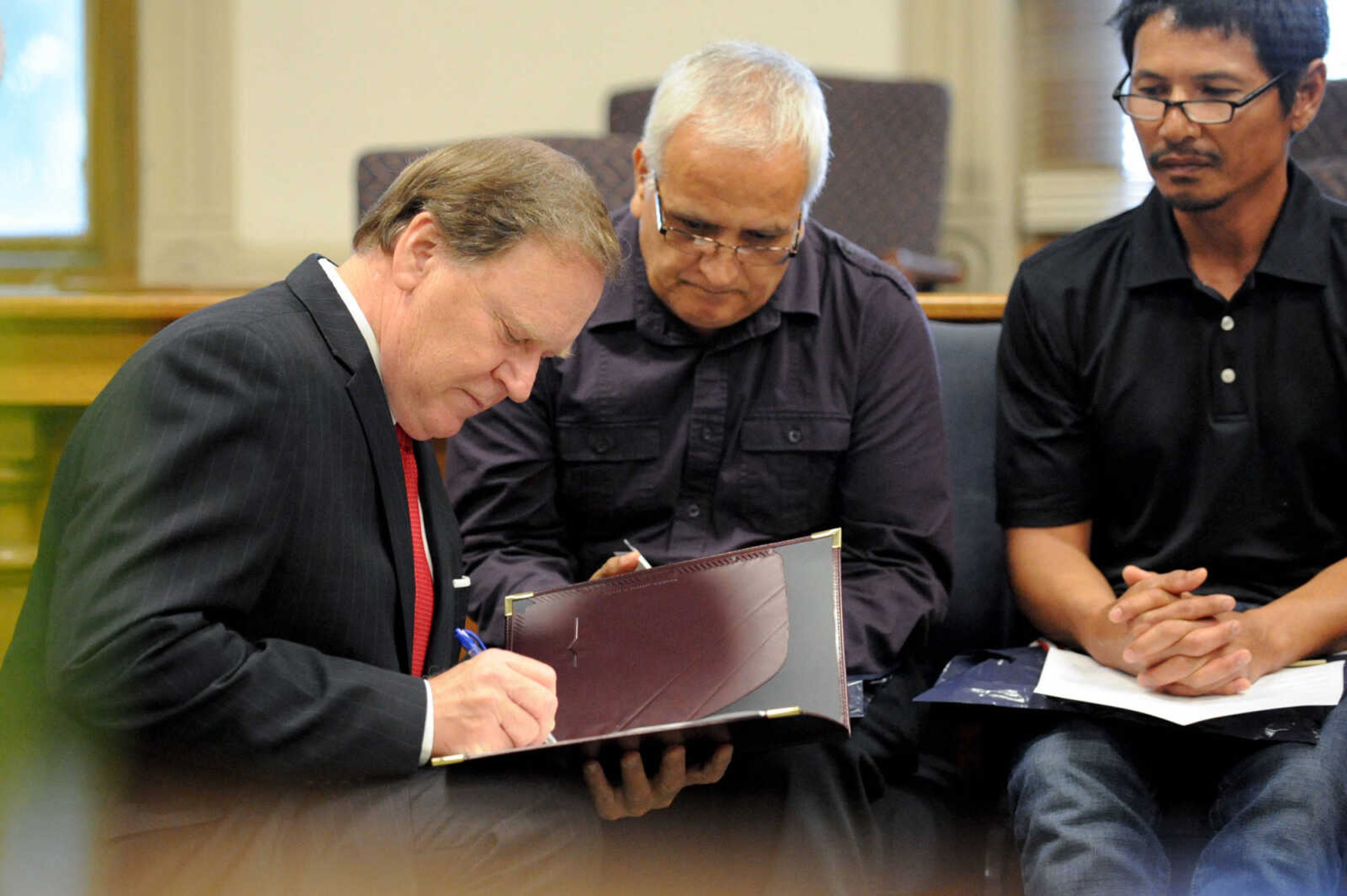 GLENN LANDBERG ~ glandberg@semissourian.com

Assistant U.S. attorney Larry H. Ferrell meets with Rigoberto Mayorga before the naturalization ceremony Monday, July 4, 2016 at the Common Pleas Courthouse in Cape Girardeau.