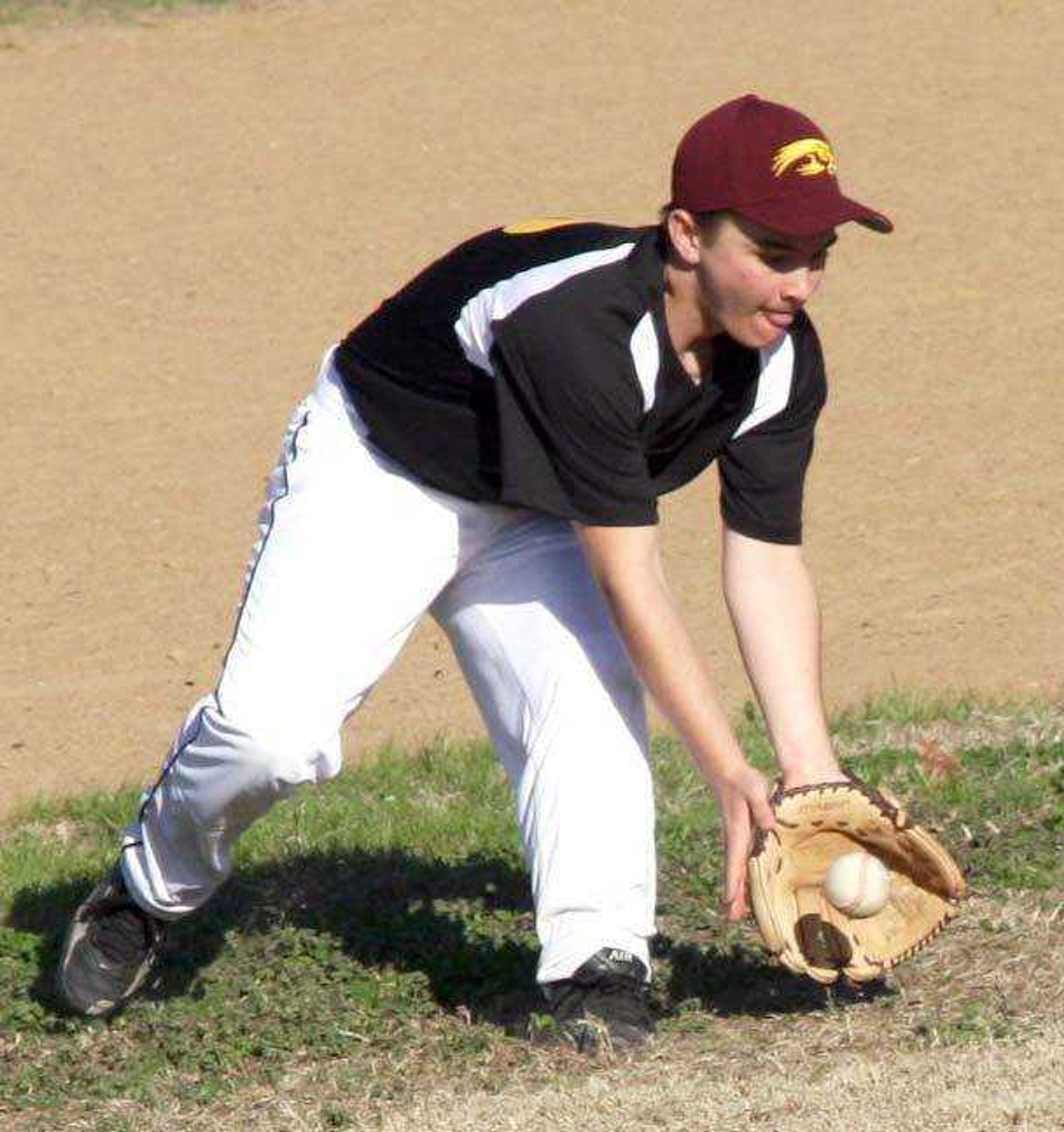 Kelly second baseman Shawn Heuring scoops a ground ball during Wednesday's game in Sikeston, Mo. (CHRIS POBST ~ Sikeston Standard Democrat)