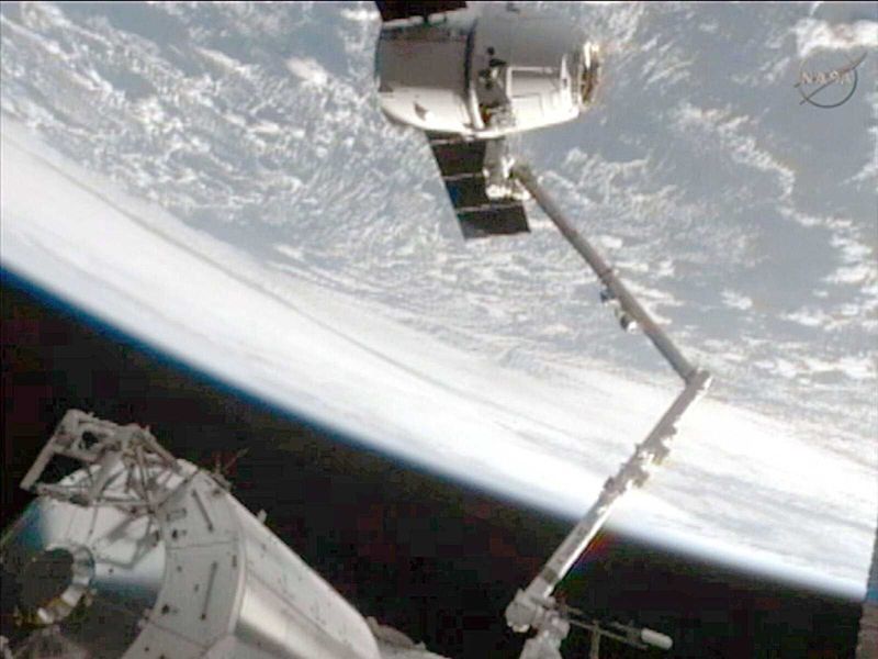 Private capsule returns to Earth