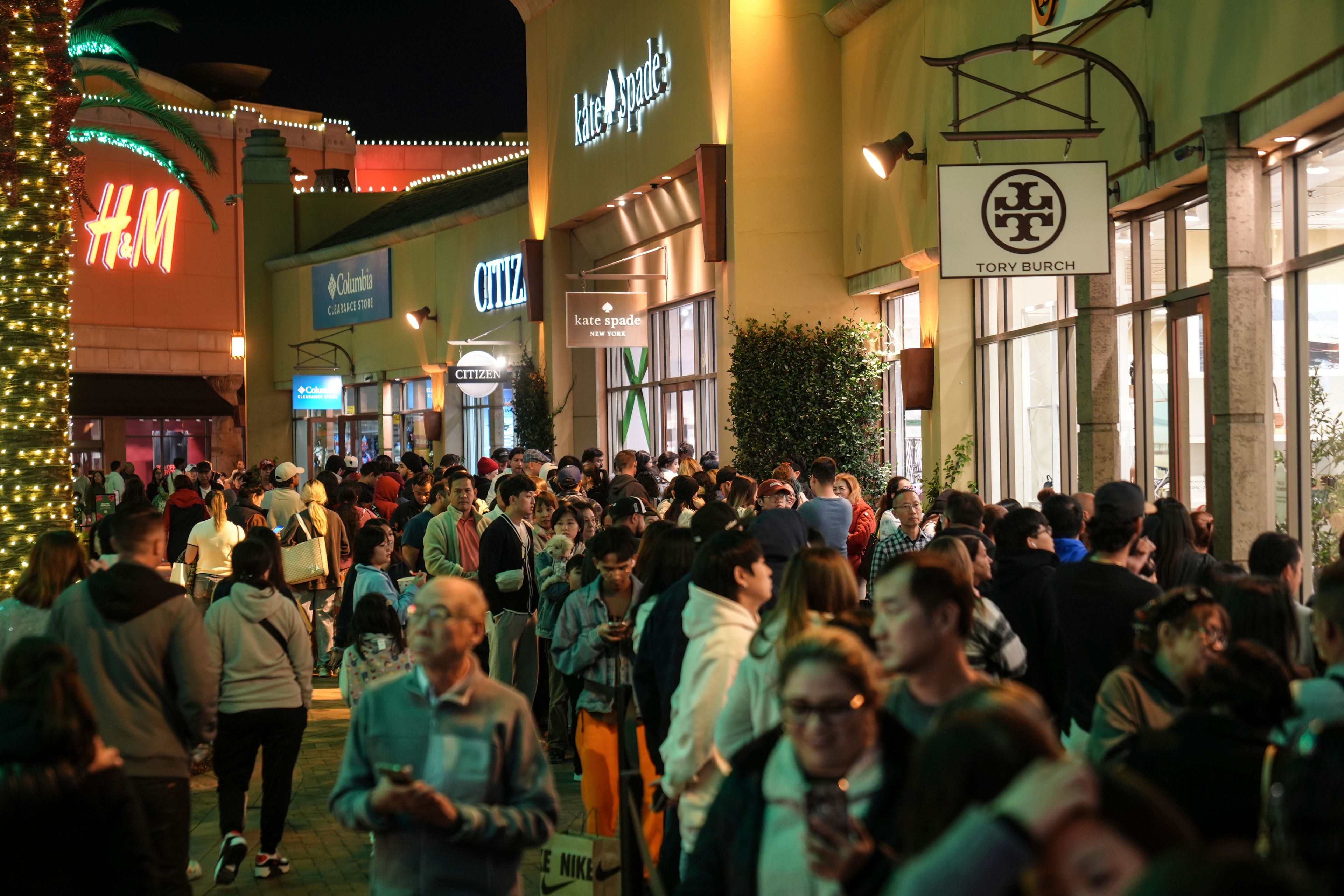 Early Black Friday shoppers line up outside stores at Citadel Outlets in Commerce, Calif., Thursday, Nov. 28, 2024. (AP Photo/Jae C. Hong)