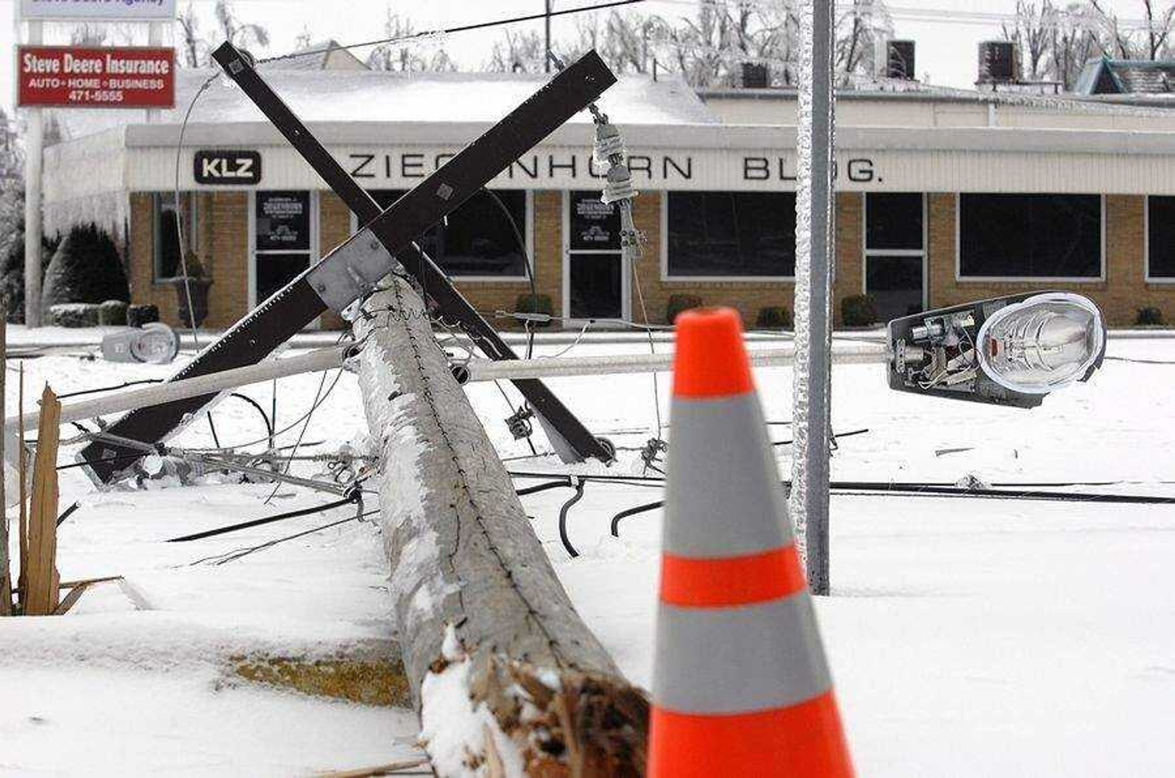 KIT DOYLE ~ kdoyle@semissourian.com<br>Many utility poles snapped Wednesday, January 28, 2009, in Sikeston.