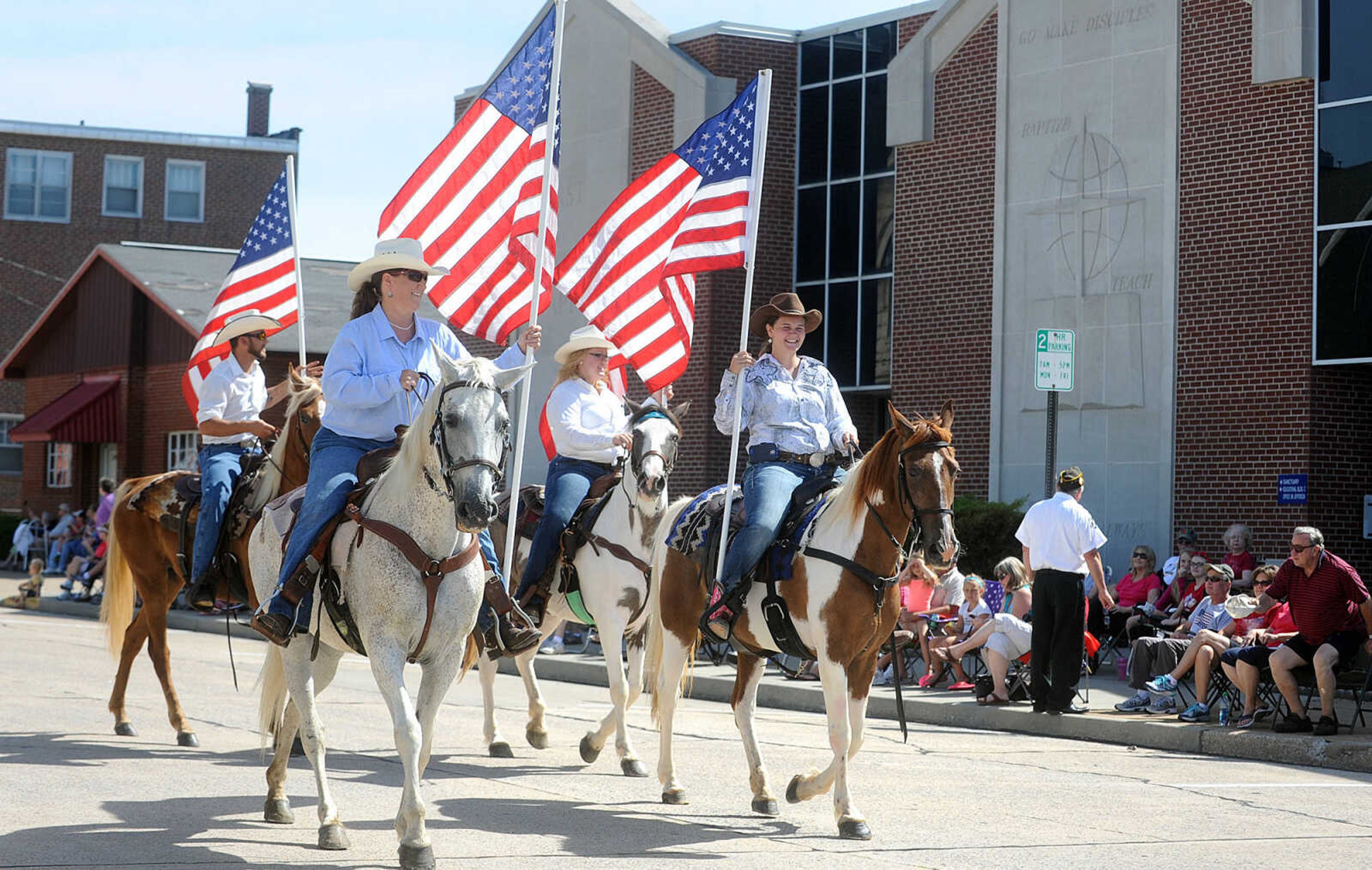 LAURA SIMON ~ lsimon@semissourian.com


People line the sidewalks as old-time horse drawn carriages head down High Street in Jackson, Saturday, July 5, 2014, during the Bicentennial Wagon Trail Parade.