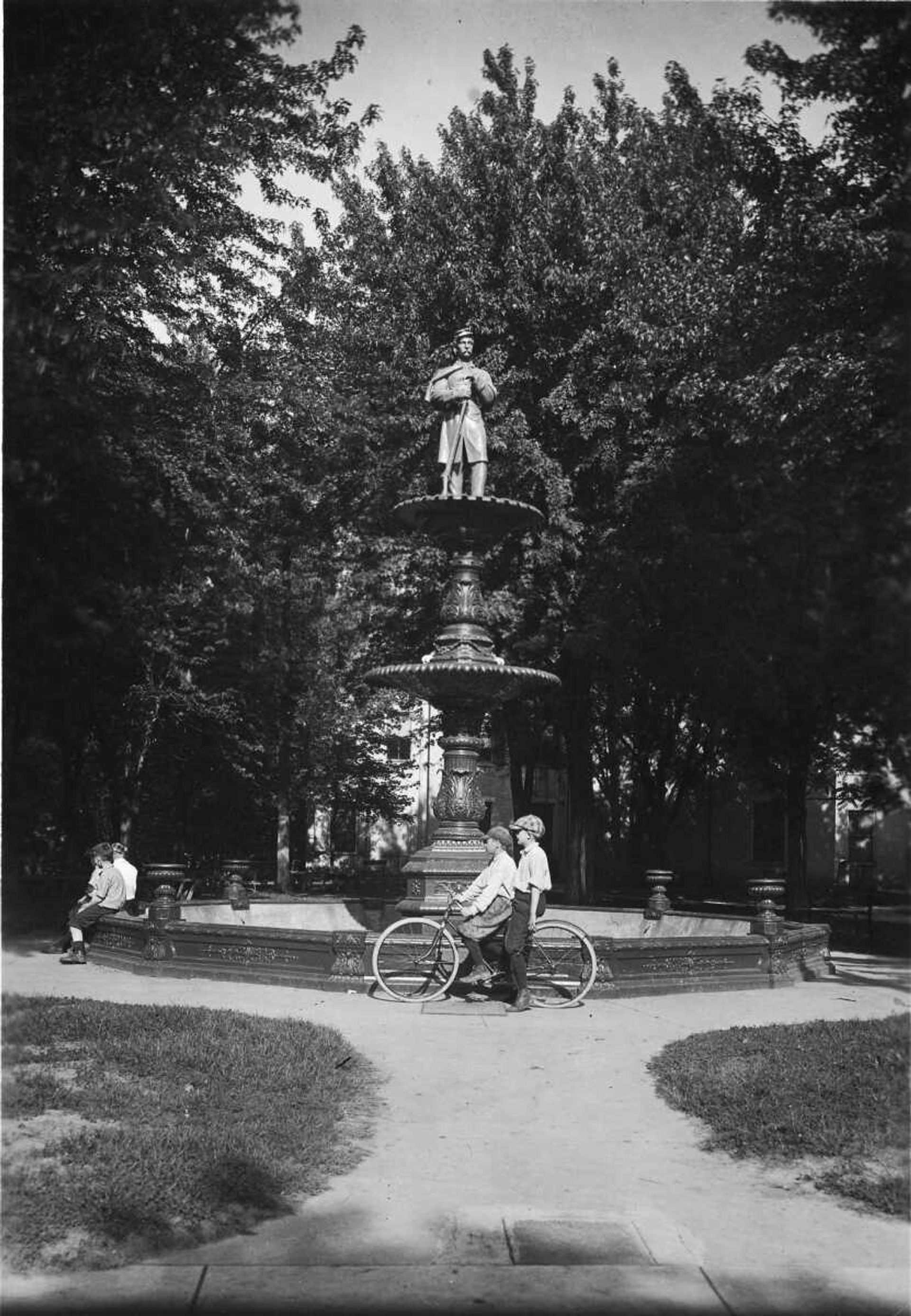 Memorial Fountain in Common Pleas Courthouse Park, circa 1920s.