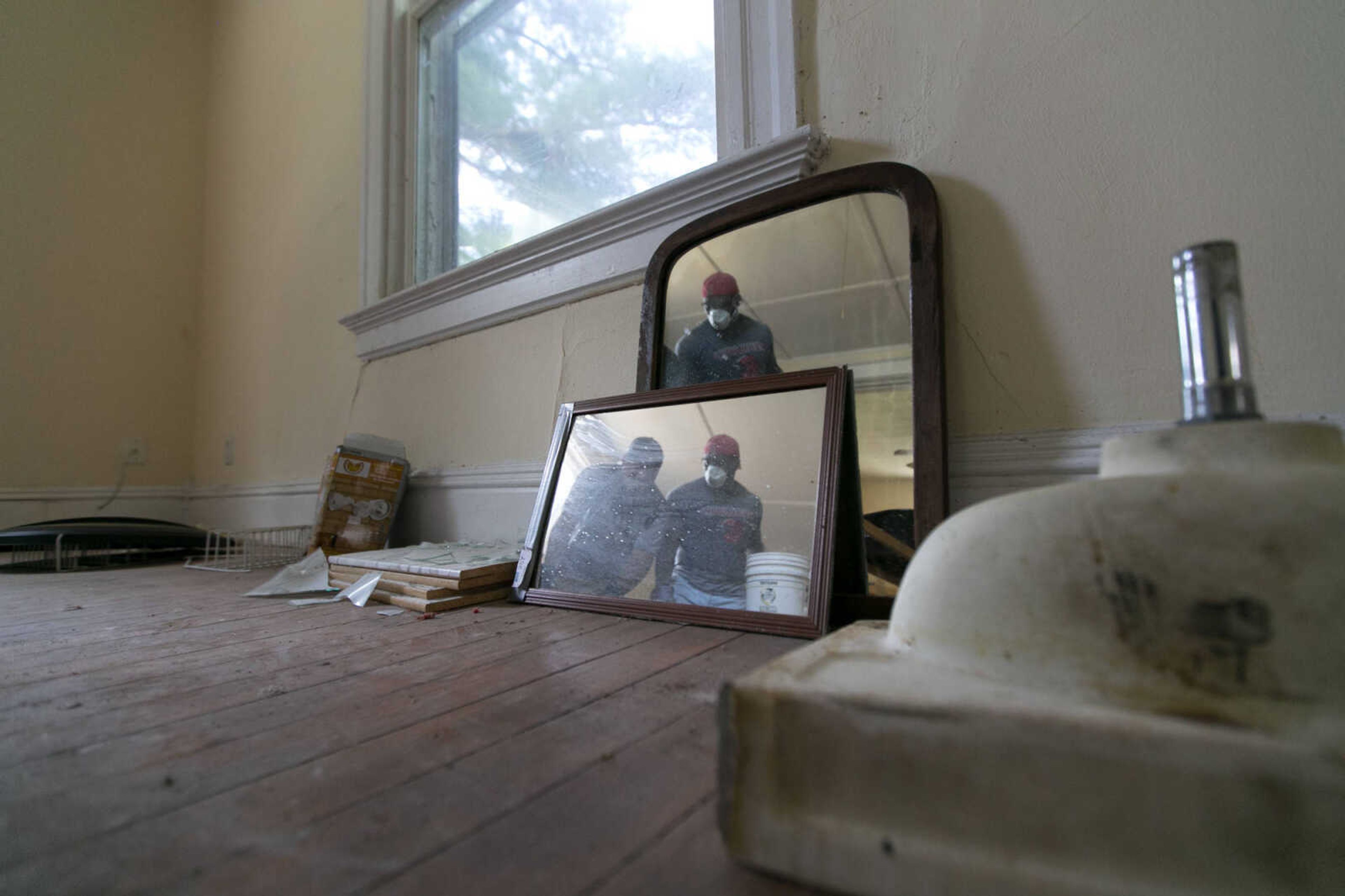 GLENN LANDBERG ~ glandberg@semissourian.com


O.J. Turner and Rocky Everett gather supplies during a work day at a house donated to the Student Veterans Organization at Southeast Missouri State University, Saturday, June 20, 2015 in Cape Girardeau.