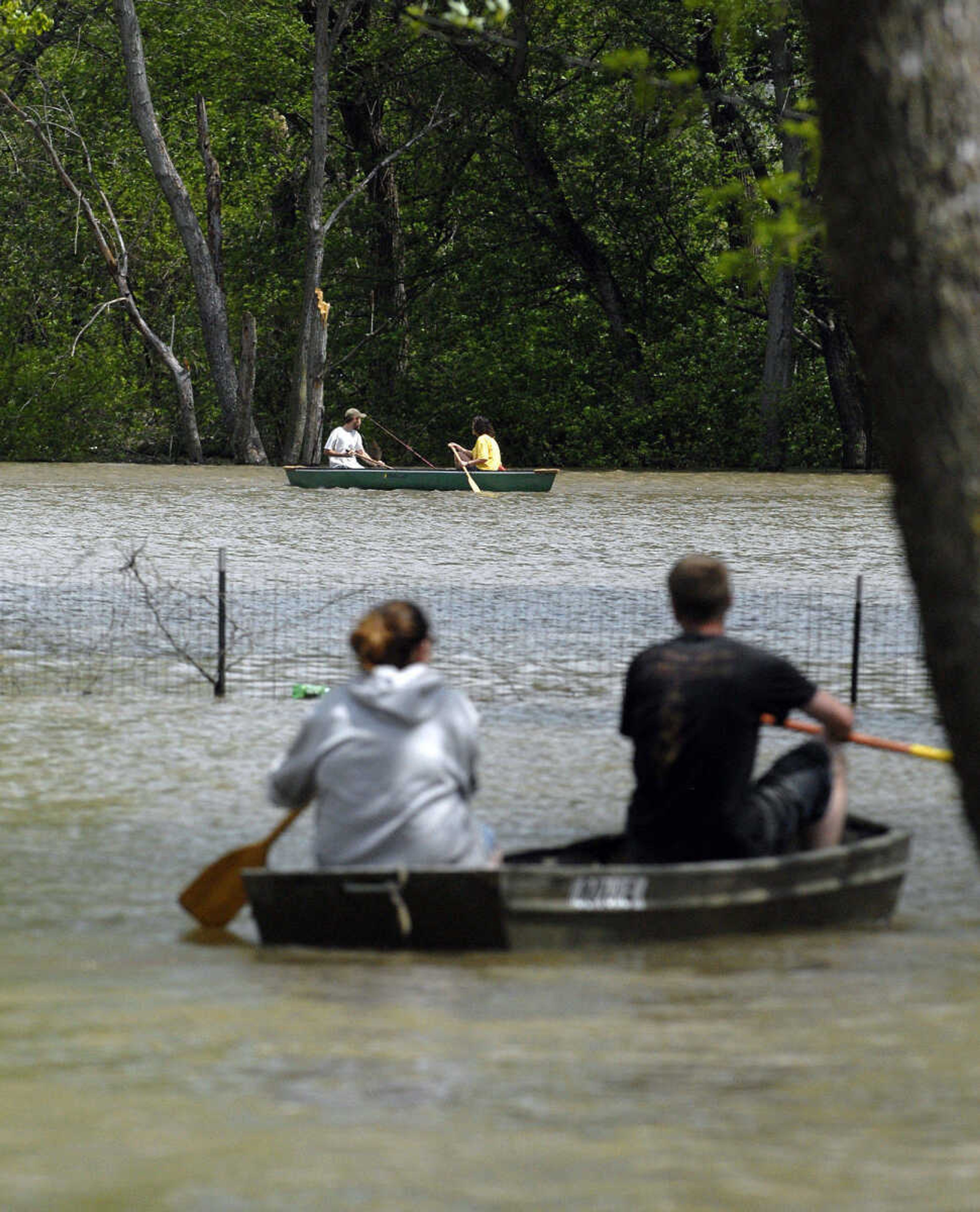 LAURA SIMON~lsimon@semissourian.com
Joshua Robertson and Char Miller paddle out in a canoe to fish in the flooded Mississippi River as Peggy Benaivdz and John Gamage watch Thursday, April 28, 2011 in Cape Girardeau.