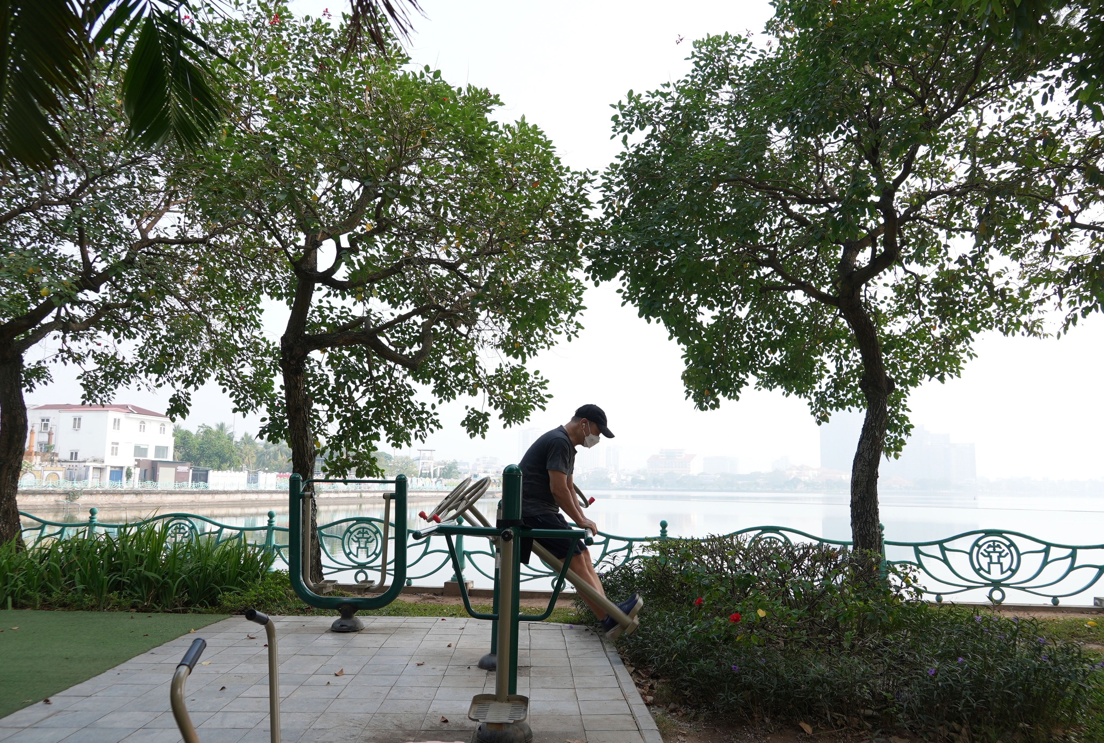 Nguyen Van Thai, wearing a face mask, exercises by the West Lake under a hazy sky in Hanoi, Vietnam on Thursday Nov. 14, 2024. (AP Photo/Hau Dinh)