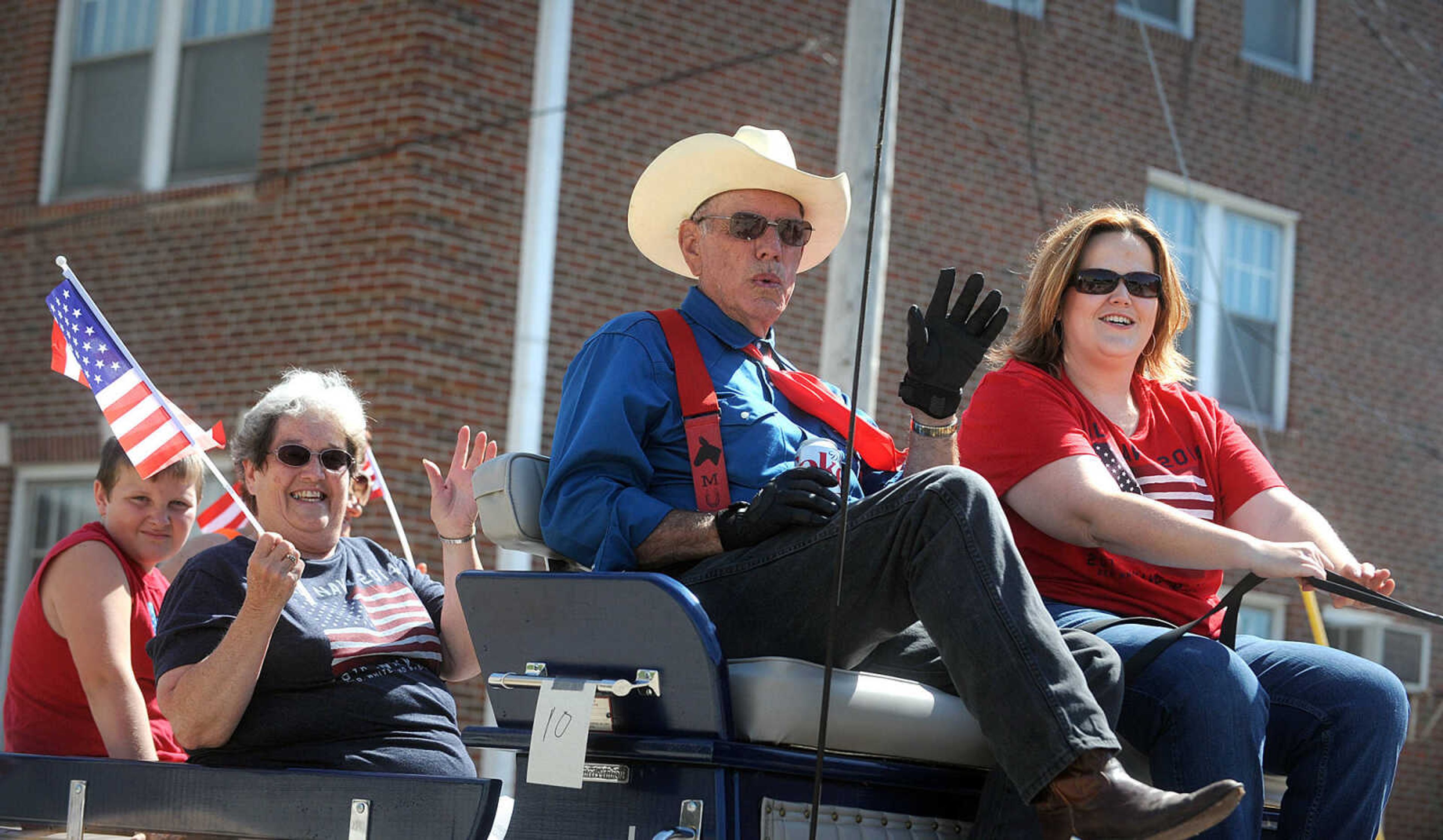 LAURA SIMON ~ lsimon@semissourian.com


People line the sidewalks as old-time horse drawn carriages head down High Street in Jackson, Saturday, July 5, 2014, during the Bicentennial Wagon Trail Parade.