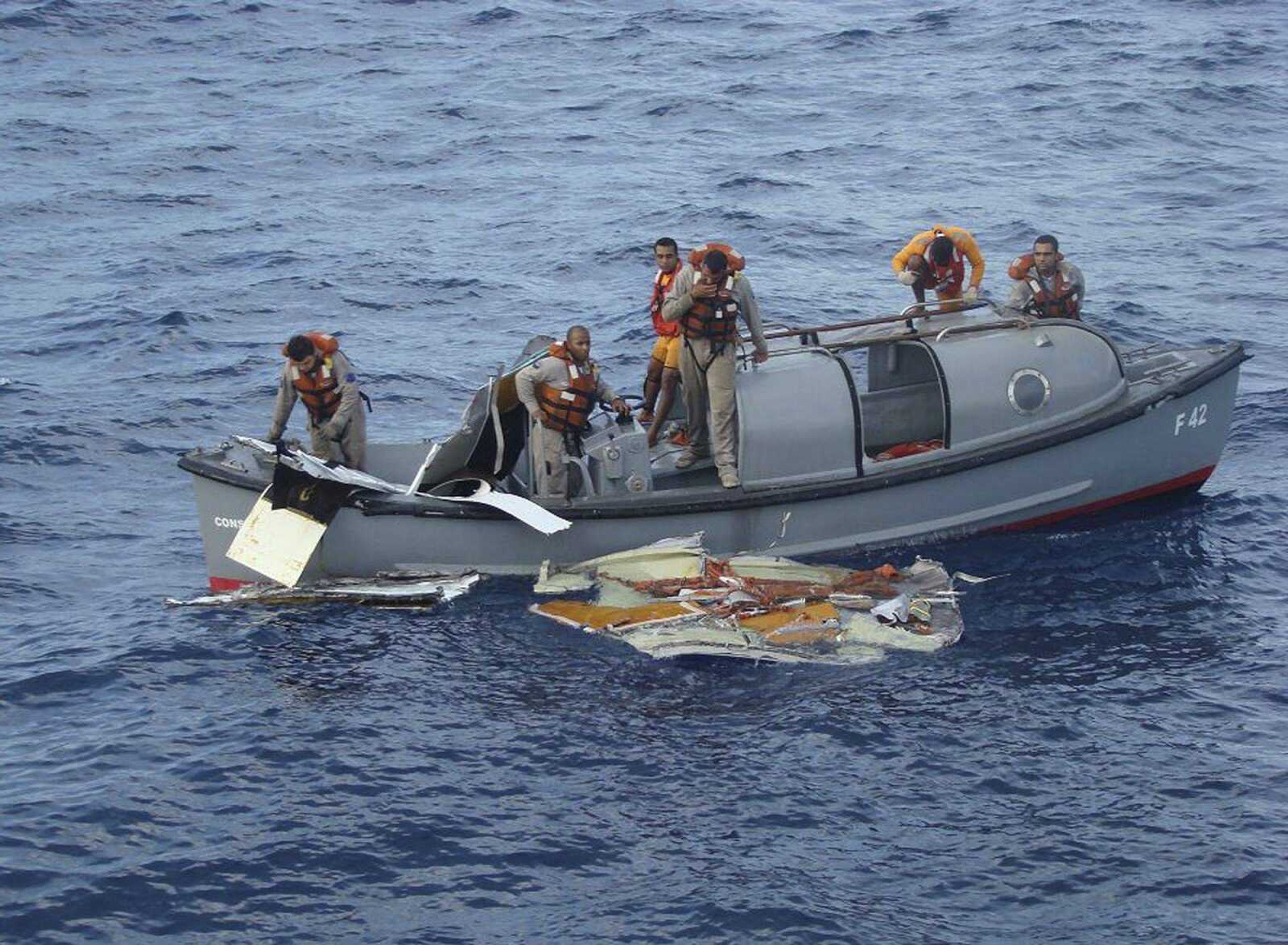 In this photo released by Brazil's Air Force, officers recover debris belonging to the Air France Flight 447 in the Atlantic Ocean, Sunday, June 7, 2009. Four more bodies were found Sunday bobbing in the ocean near the spot where an Air France jet is believed to have crashed a week ago, bringing the total number of bodies plucked from the water to six, Brazil's military said. (AP Photo/Brazil's Air Force) **  NO SALES  **