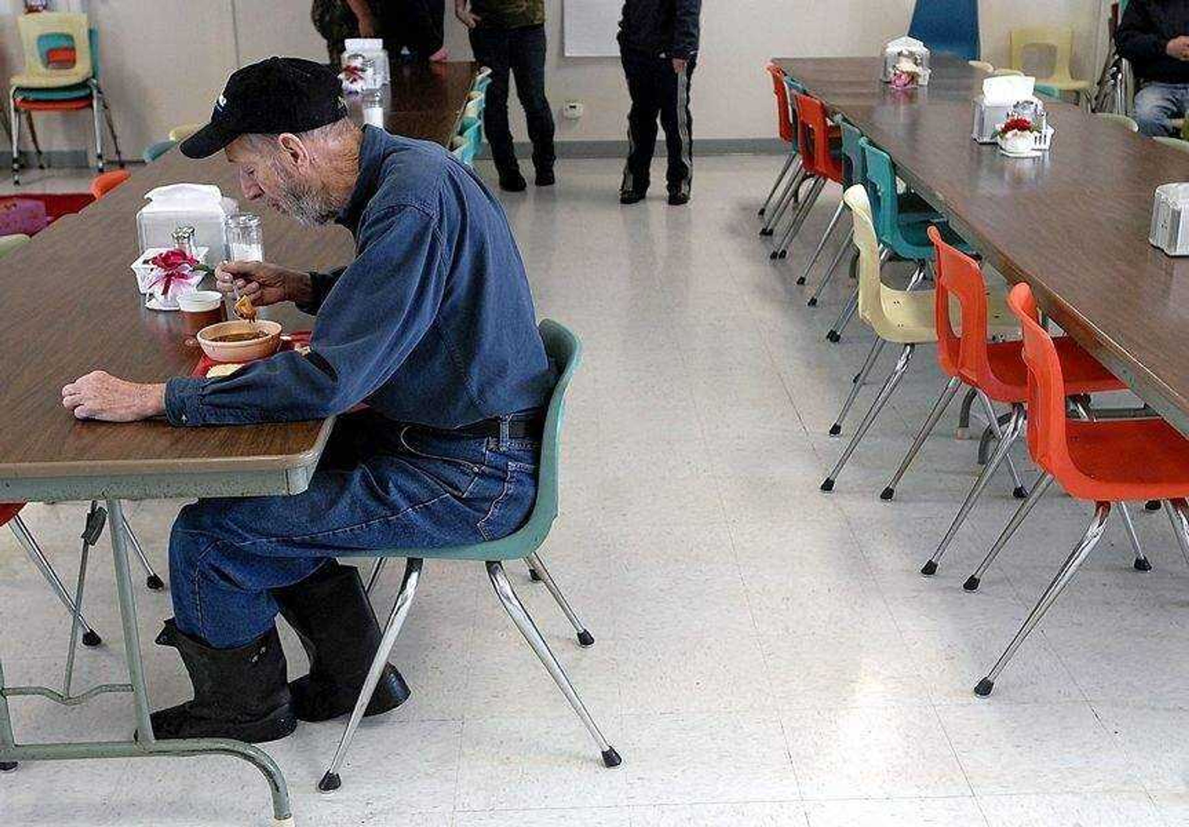 KIT DOYLE ~ kdoyle@semissourian.com<br>Wayne Isaac, who has been a Chaffee resident since 1941, eats lunch provided at the designated warming center Wednesday, January 28, 2009, at the Chaffee Nutrition Center.  All of Chaffee was without power as of late Tuesday evening.