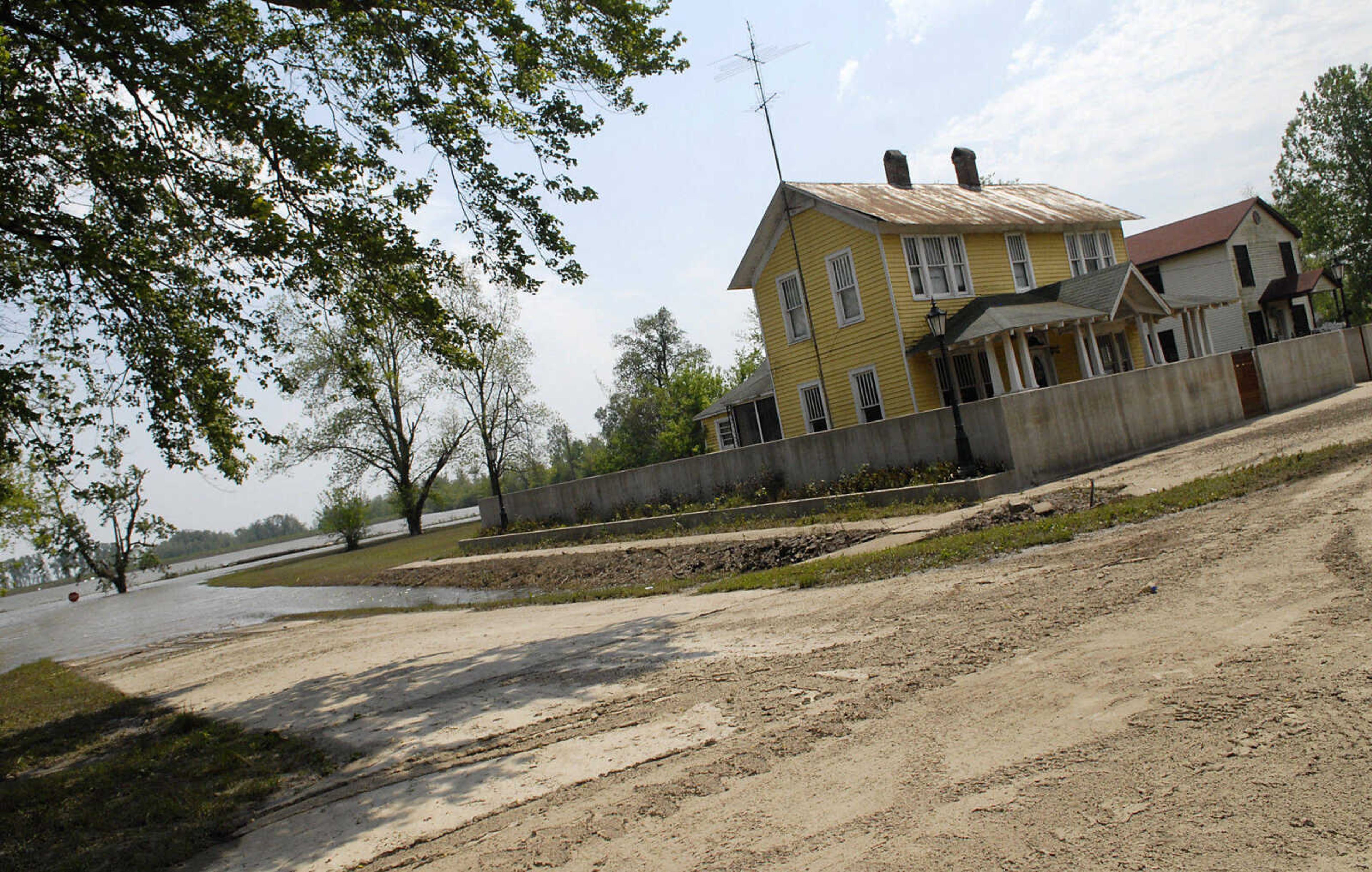 KRISTIN EBERTS ~ keberts@semissourian.com

Evidence of flooding can still be seen as waters recede in Commerce, Mo., on Tuesday, May 10, 2011.