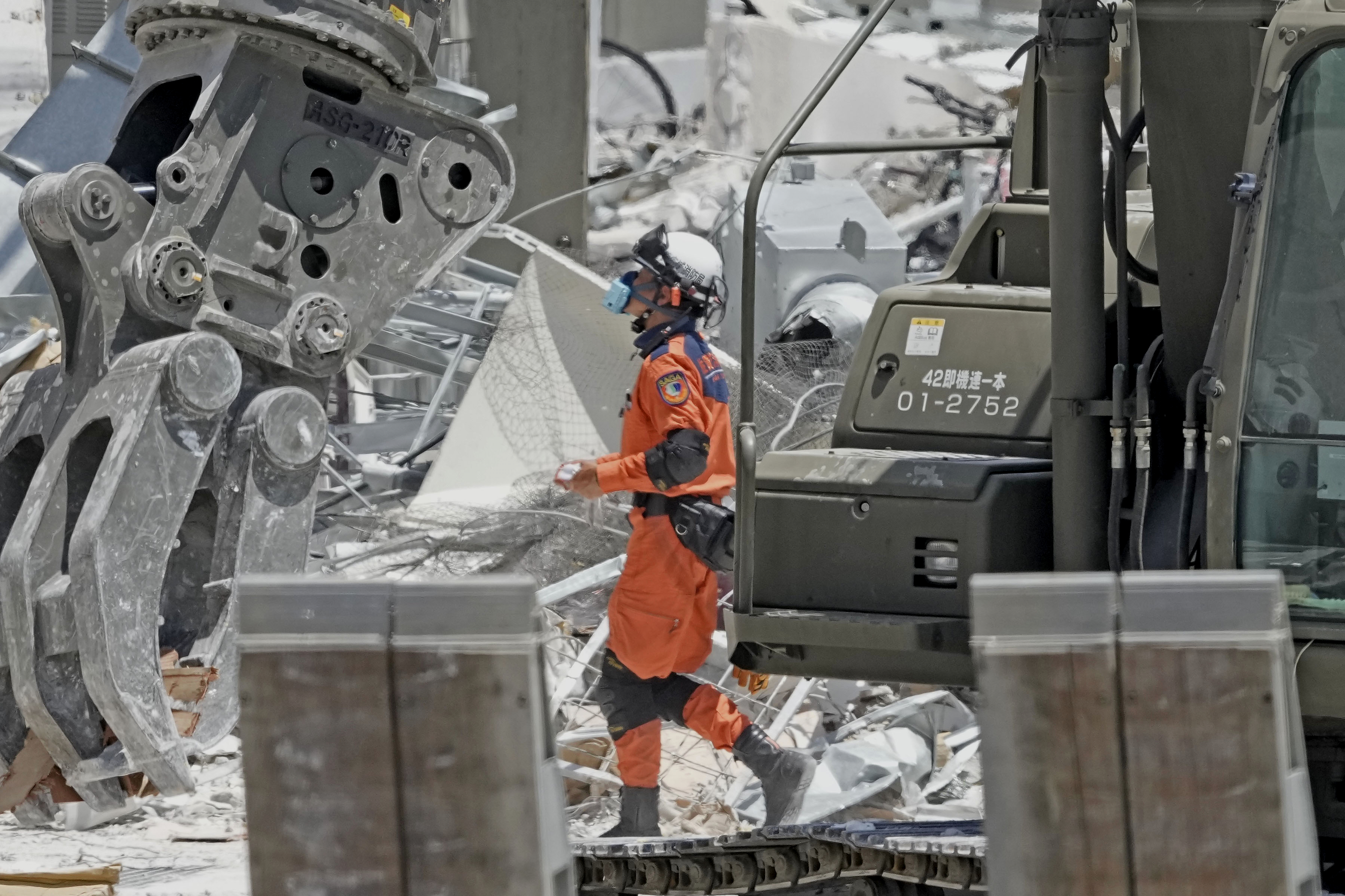 Quake survivors in southwestern Japan sleep in cars in swelt