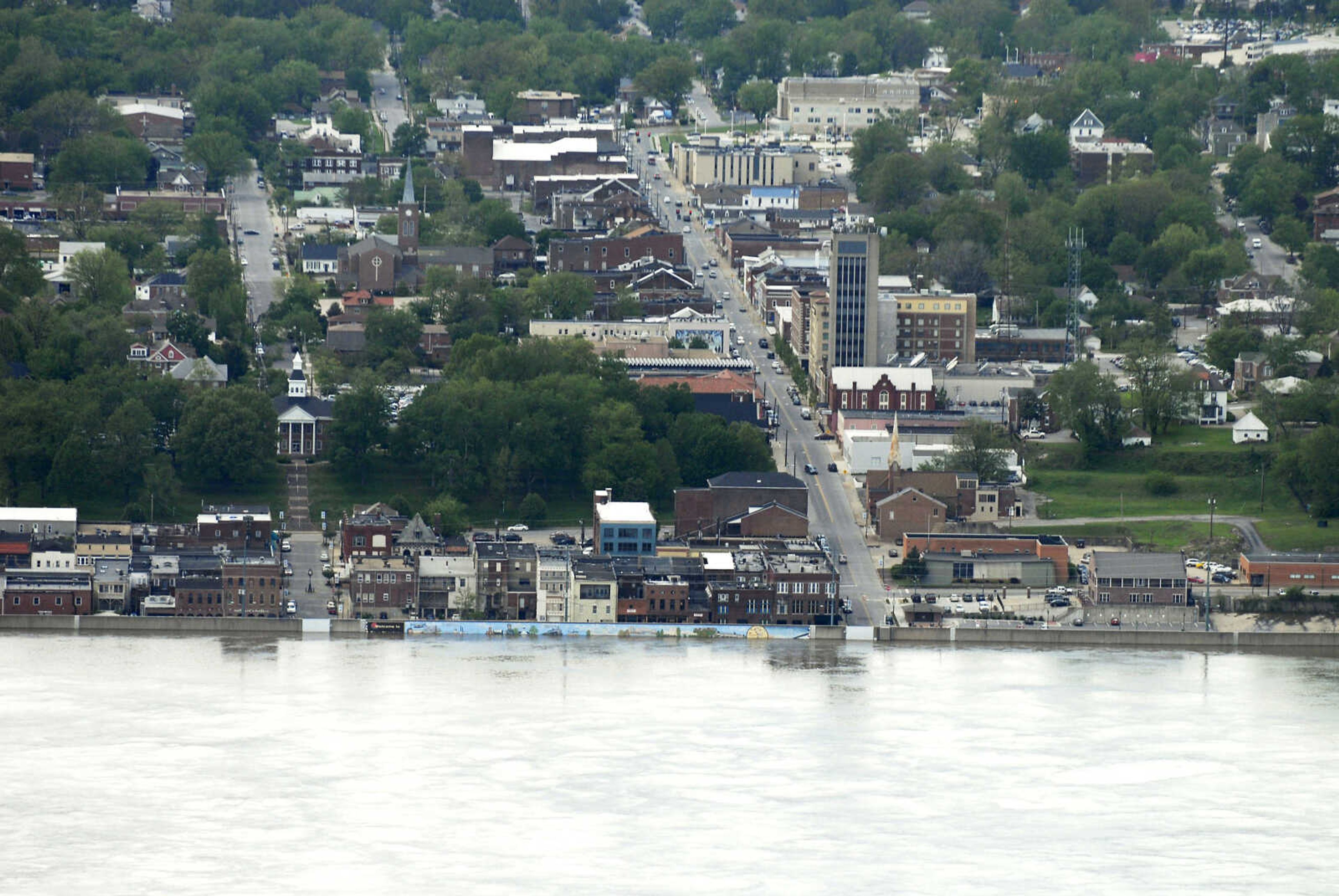 KRISTIN EBERTS ~ keberts@semissourian.com

The rising Mississippi River pushes against the floodwall along downtown Cape Girardeau on Tuesday, May 3, 2011.