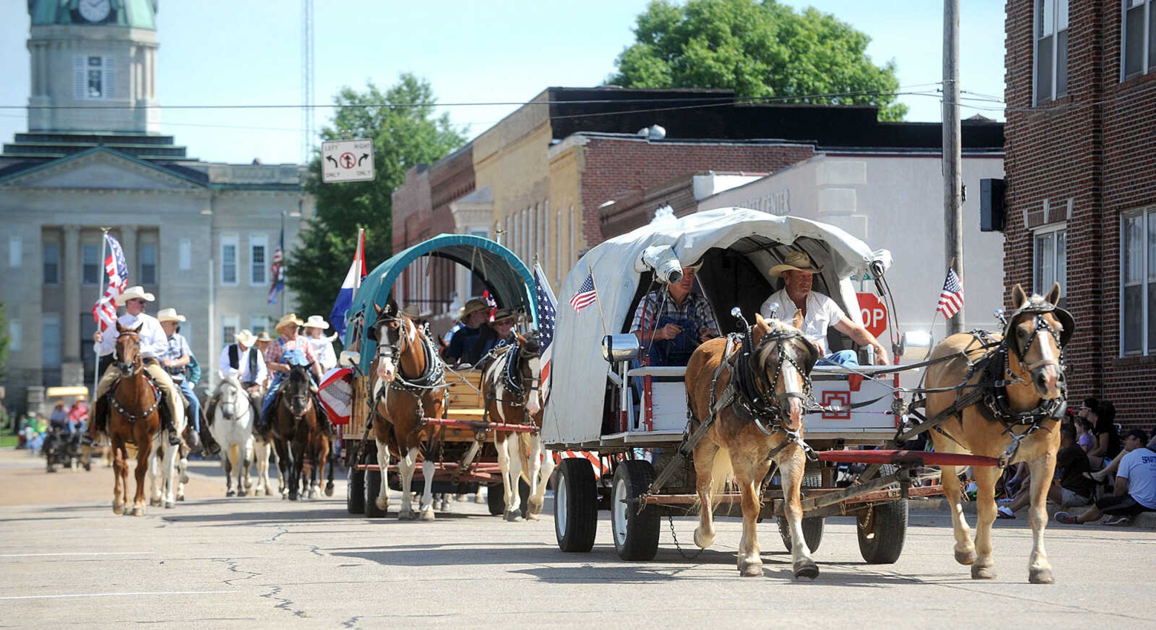 LAURA SIMON ~ lsimon@semissourian.com


People line the sidewalks as old-time horse drawn carriages head down High Street in Jackson, Saturday, July 5, 2014, during the Bicentennial Wagon Trail Parade.