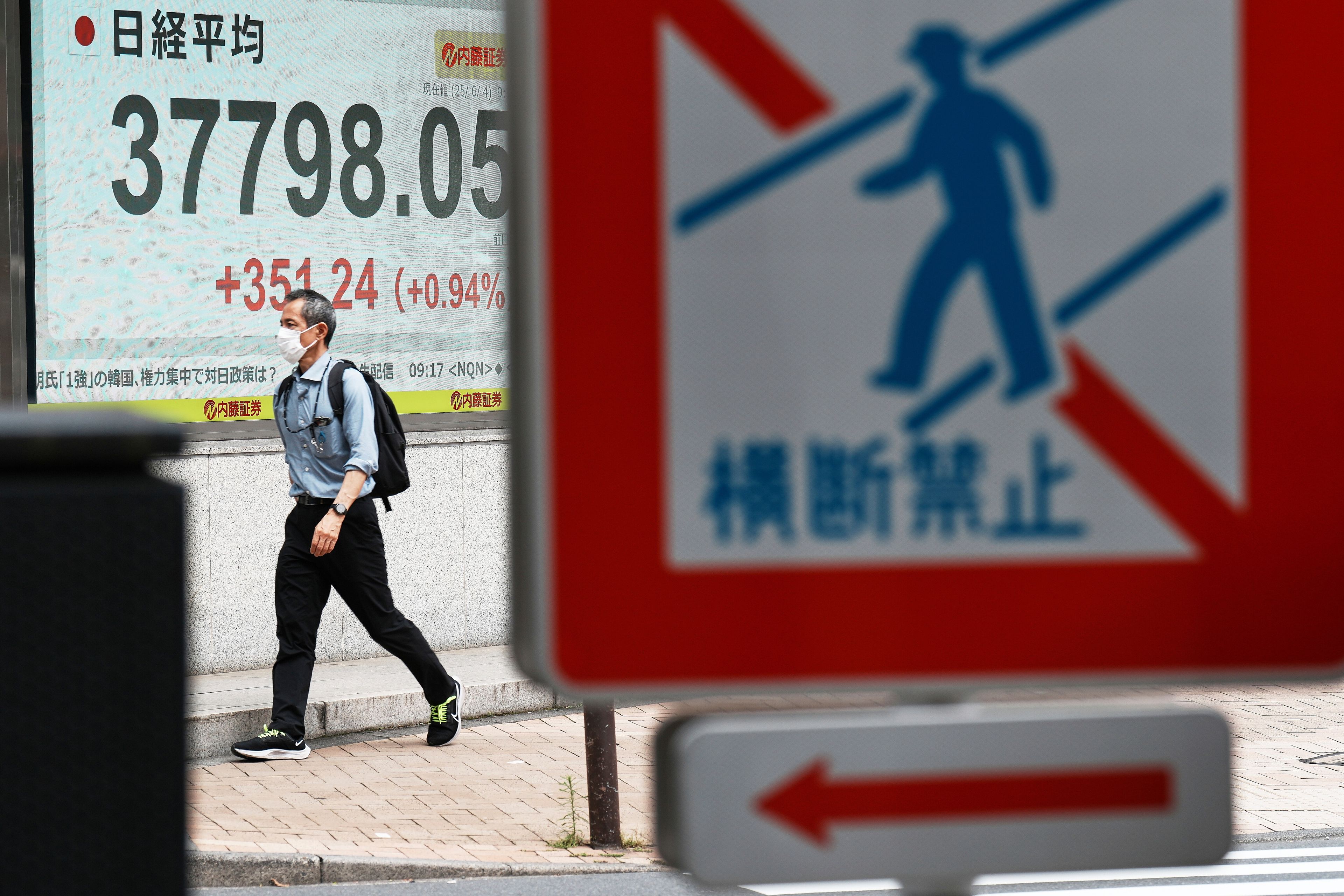 Asian shares shoot higher as US stocks inch toward their records