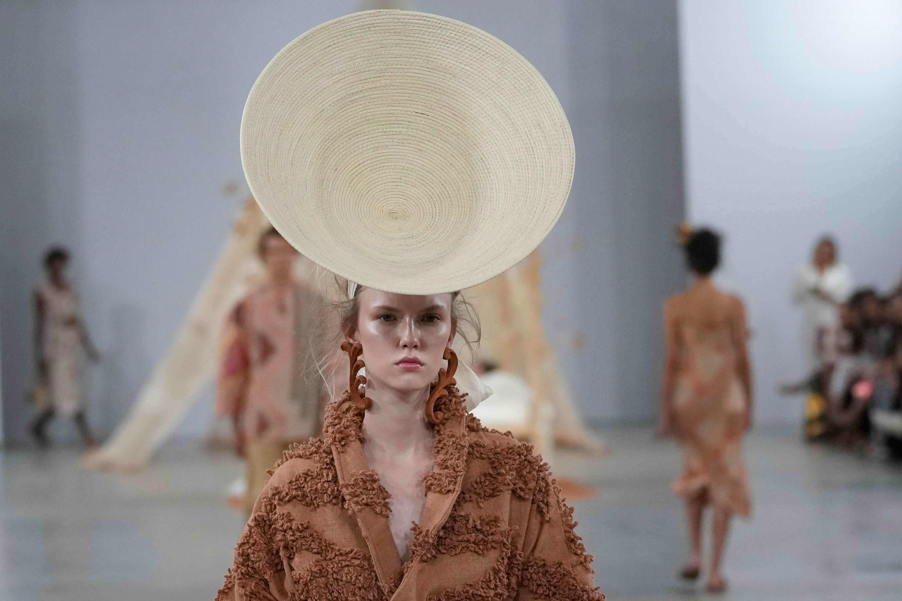 A model wears a creation from the Foz collection during Sao Paulo Fashion Week in Sao Paulo, Wednesday, Oct. 16, 2024. (AP Photo/Andre Penner)