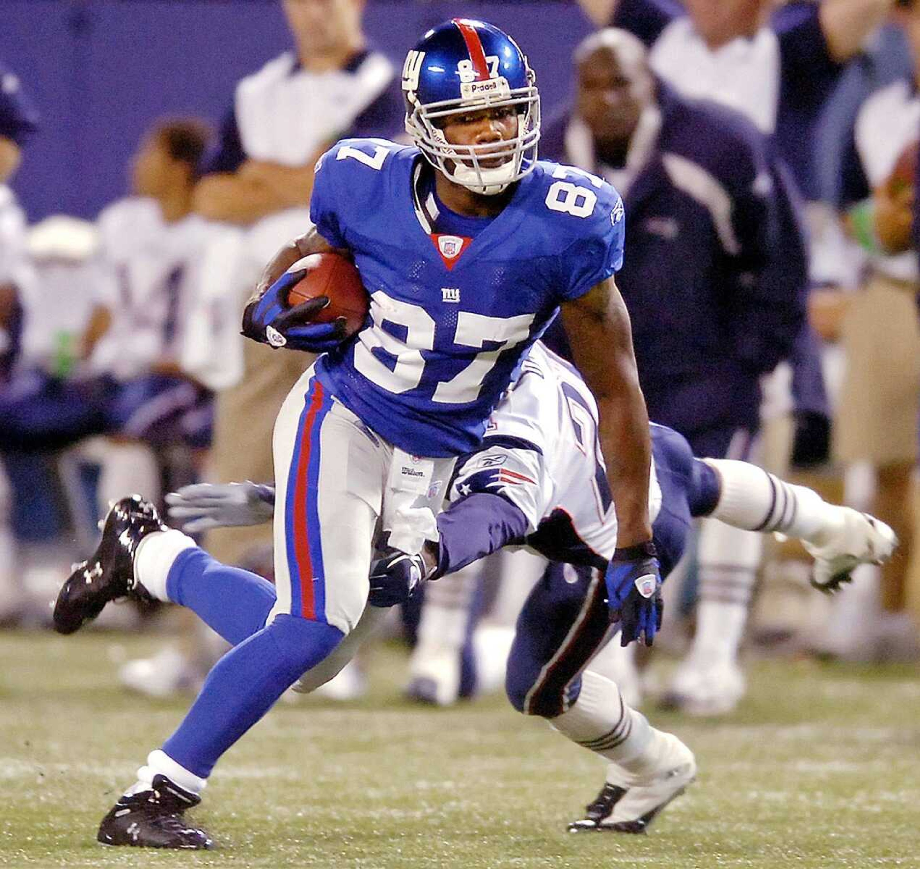 Willie Ponder played four seasons in the NFL and led the league with a return average of 26.9 yards in 2004 while playing for the New York Giants. (Bill Kostroun ~ Associated Press)