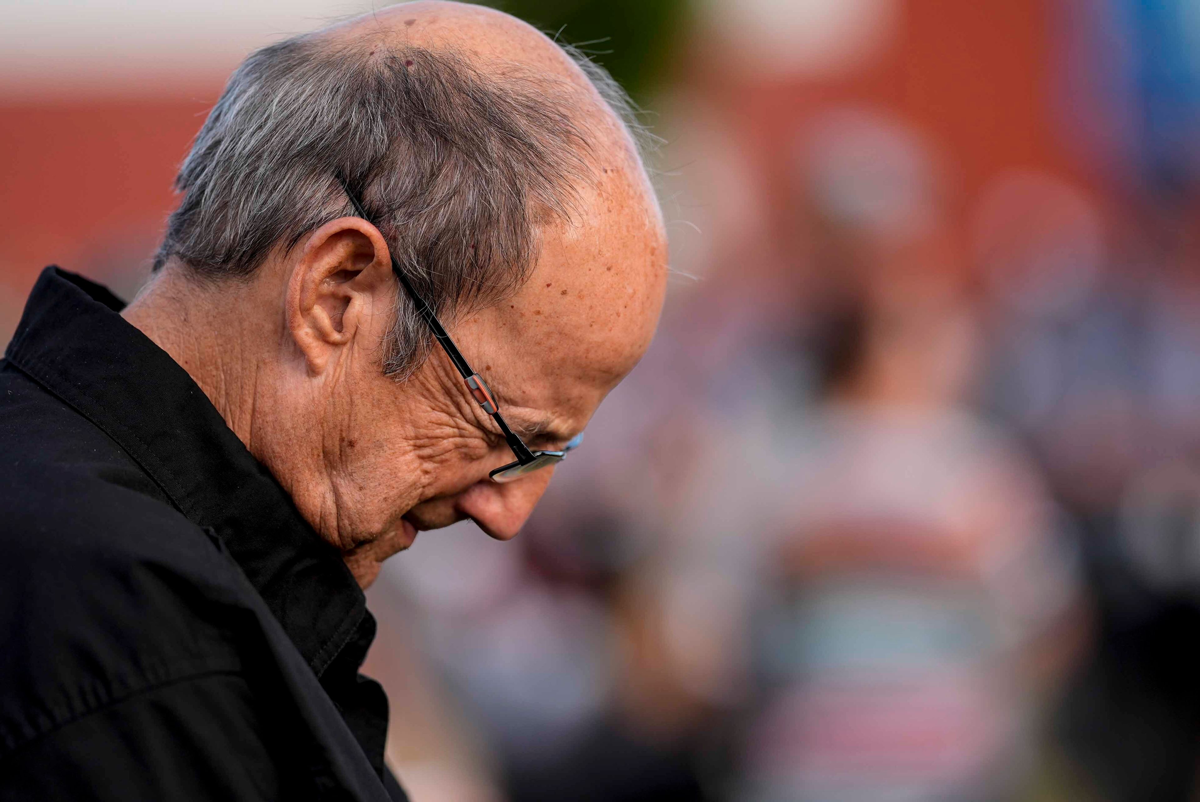 Dan Williamson prays during a candlelight vigil for the slain students and teachers at Apalachee High School, Wednesday, Sept. 4, 2024, in Winder, Ga. (AP Photo/Mike Stewart)