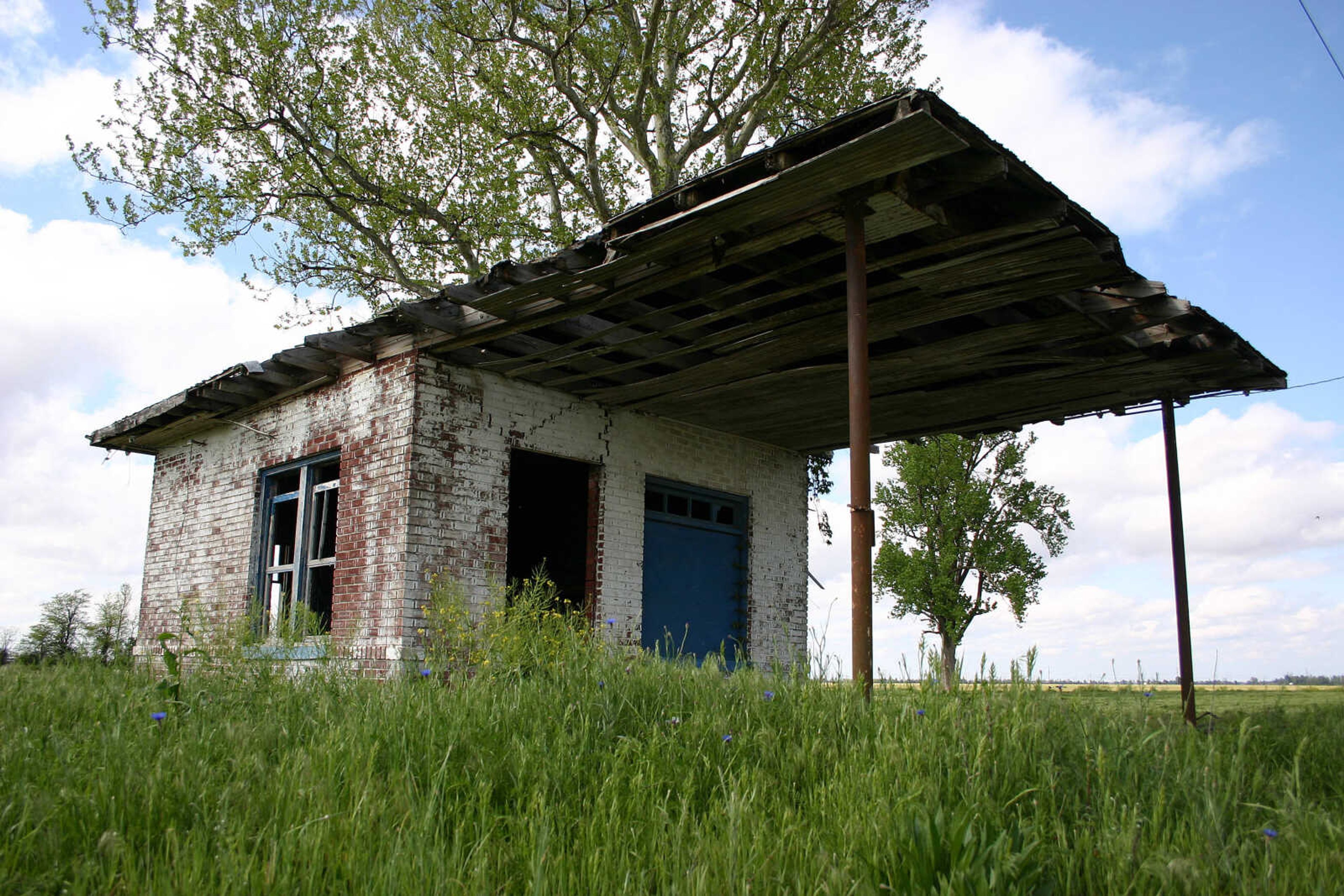 EMILY PRIDDY
This abandoned gas station stands at the intersection of U.S. 61 and highways M and F south of Marston, Mo.