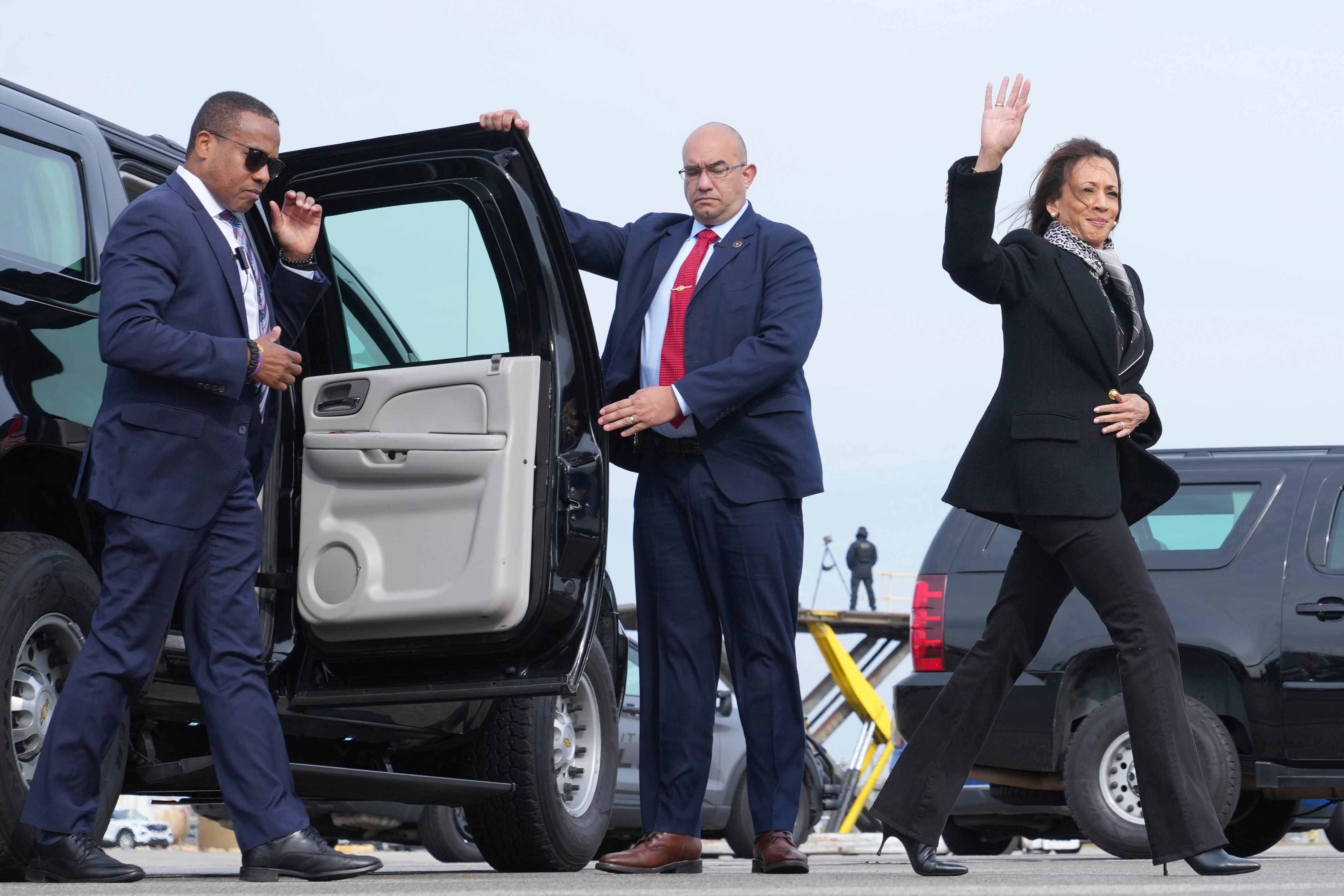 Democratic presidential nominee Vice President Kamala Harris waves as she walks to board Air Force Two at Detroit Metropolitan Wayne County Airport in Detroit, Monday Nov. 4, 2024, en route to Pennsylvania. (AP Photo/Jacquelyn Martin, Pool)