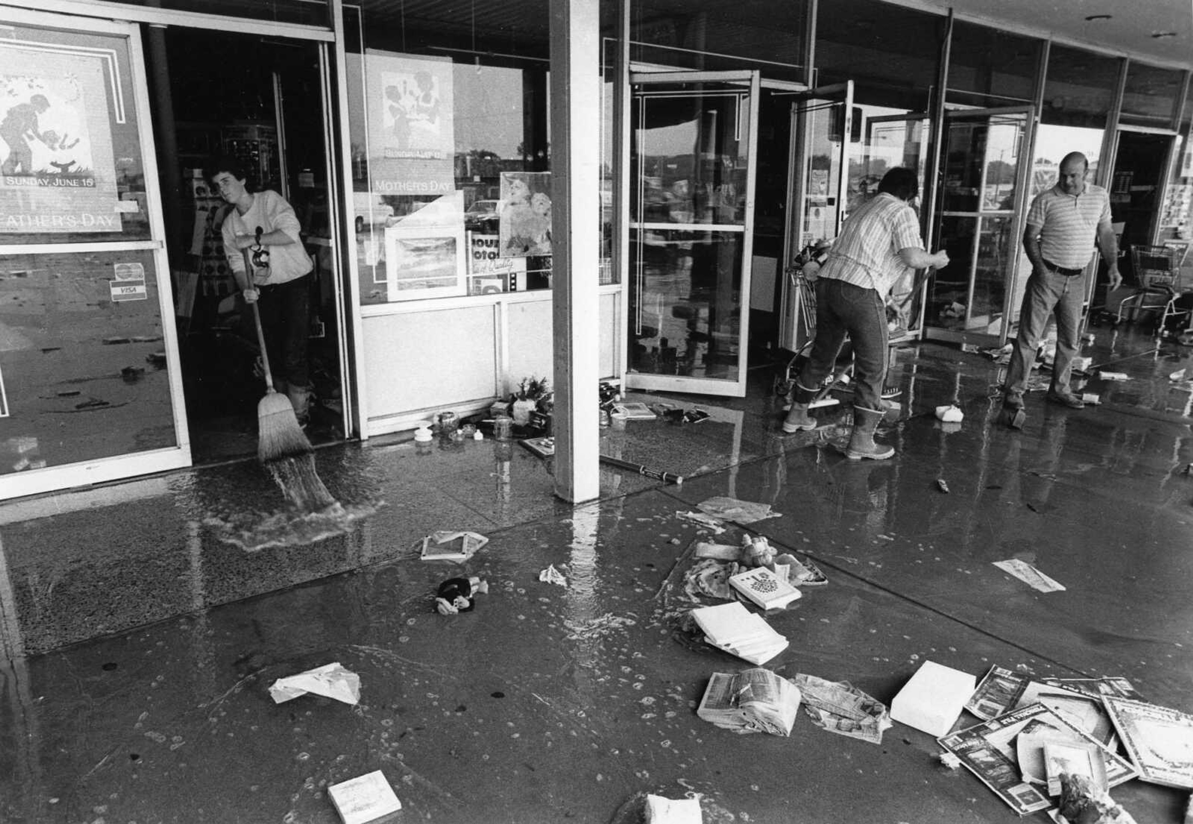 Town Plaza cleanup on May 16, 1986 the day after after major flash flooding. (Southeast Missourian)