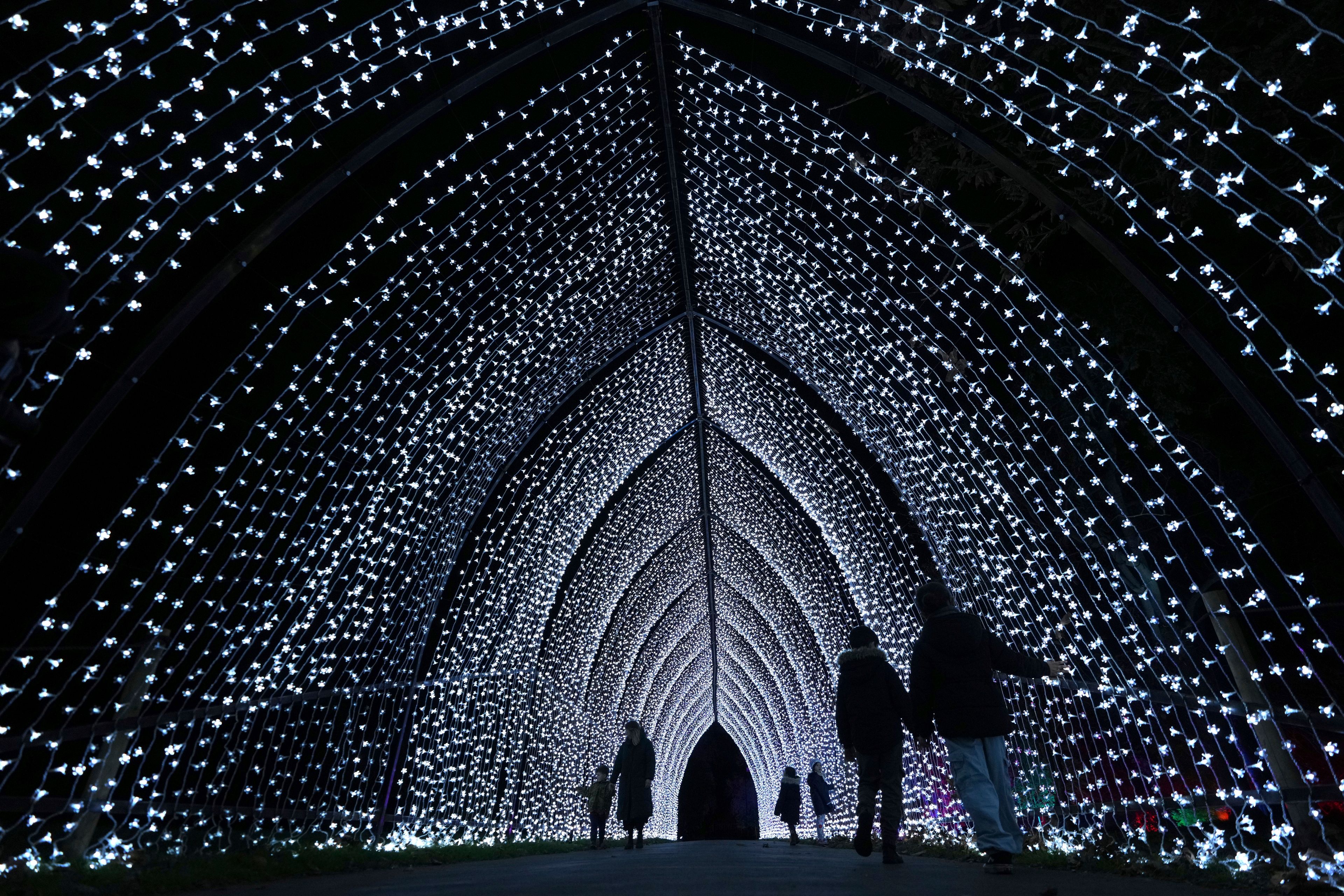 PHOTO COLLECTION: Holiday Lights Around the World