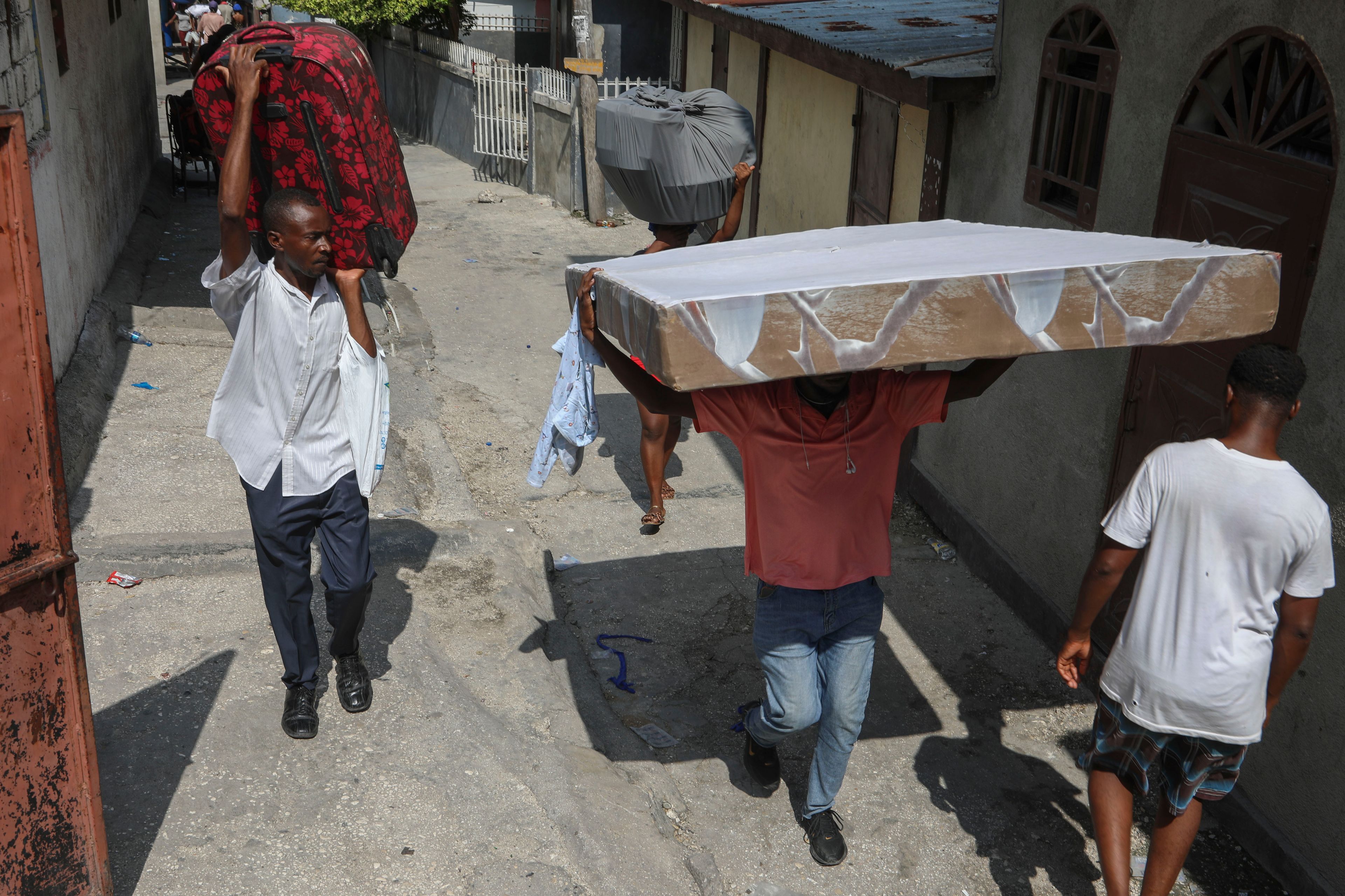 Residents flee their homes to escape gang violence in the Nazon neighborhood of Port-au-Prince, Haiti, Thursday, Nov. 14, 2024. (AP Photo/Odelyn Joseph)