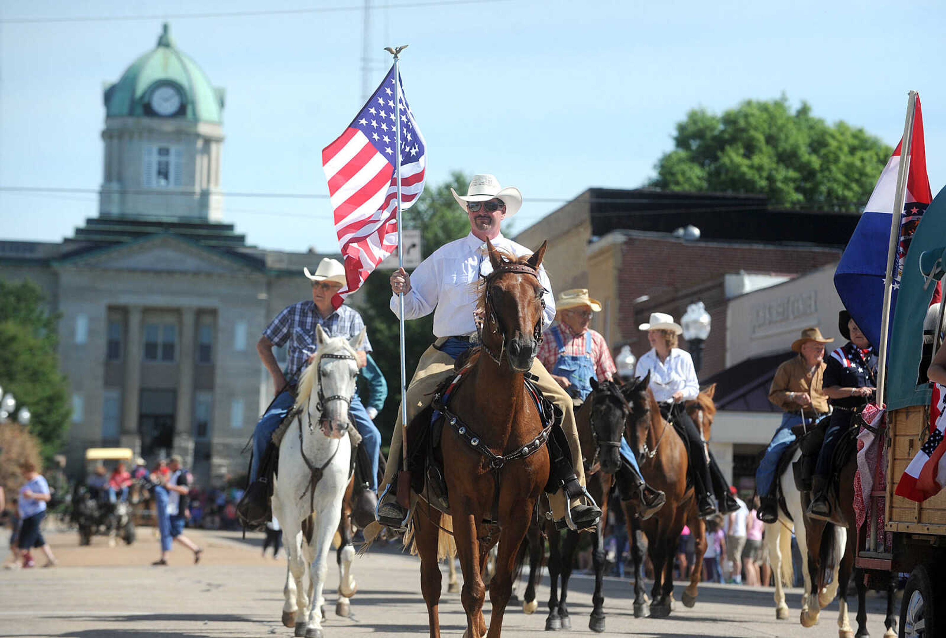 LAURA SIMON ~ lsimon@semissourian.com


People line the sidewalks as old-time horse drawn carriages head down High Street in Jackson, Saturday, July 5, 2014, during the Bicentennial Wagon Trail Parade.