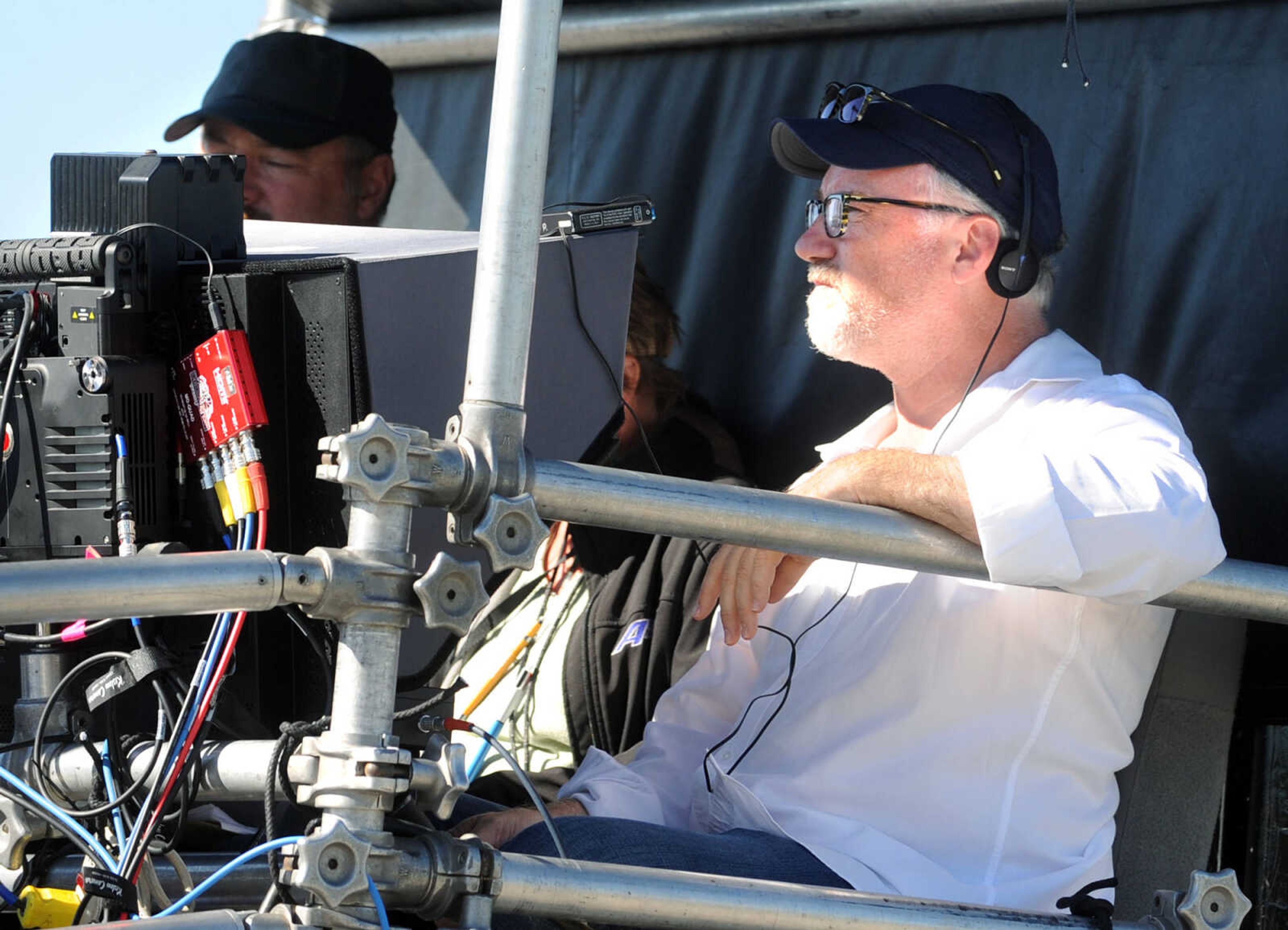 LAURA SIMON ~ lsimon@semissourian.com

A man believed to be director David Fincher, directs a car scene for 20th Century Fox's feature film "Gone Girl", near the Bill Emerson Memorial Bridge, Monday, Sept. 23, 2013, in Cape Girardeau.