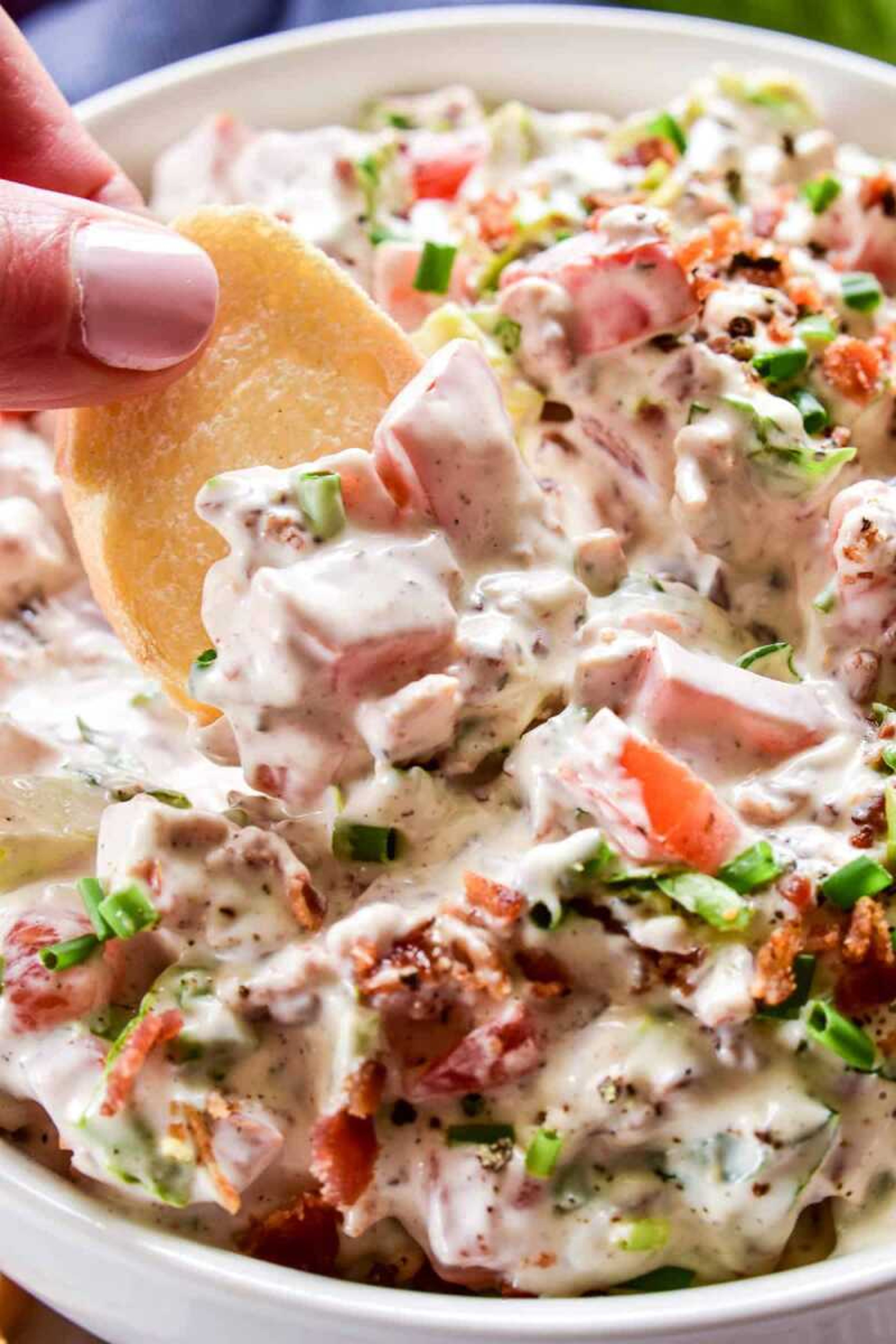 This BLT dip is an easy, delicius party favorite that's made with just a handful of simple ingredients.