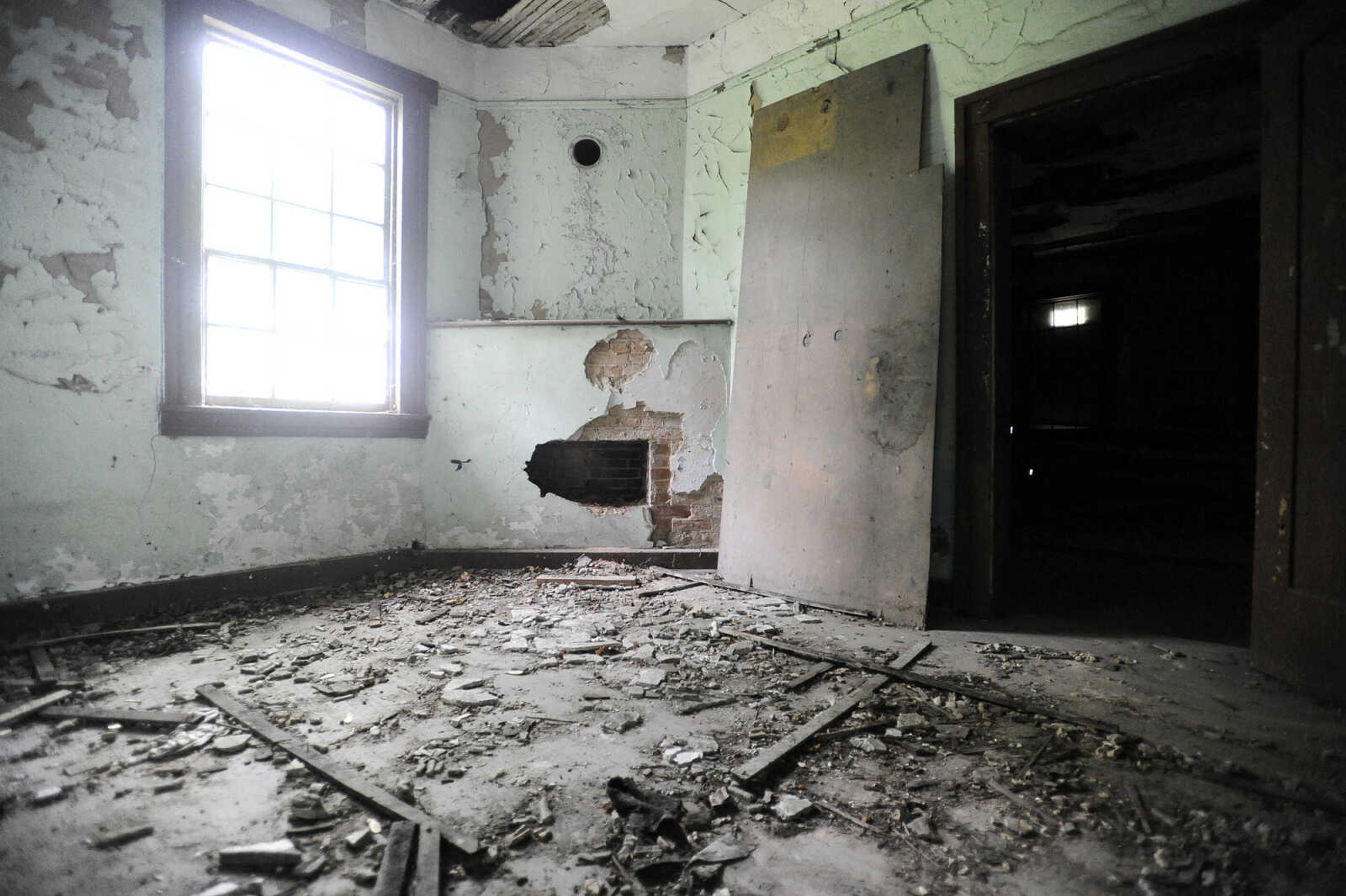 LAURA SIMON ~ lsimon@semissourian.com

A central room of the historic Reynolds House is seen on Monday afternoon, May 2, 2016. The Cape Girardeau house, which stands at 623 N. Main Street, was built in 1857.