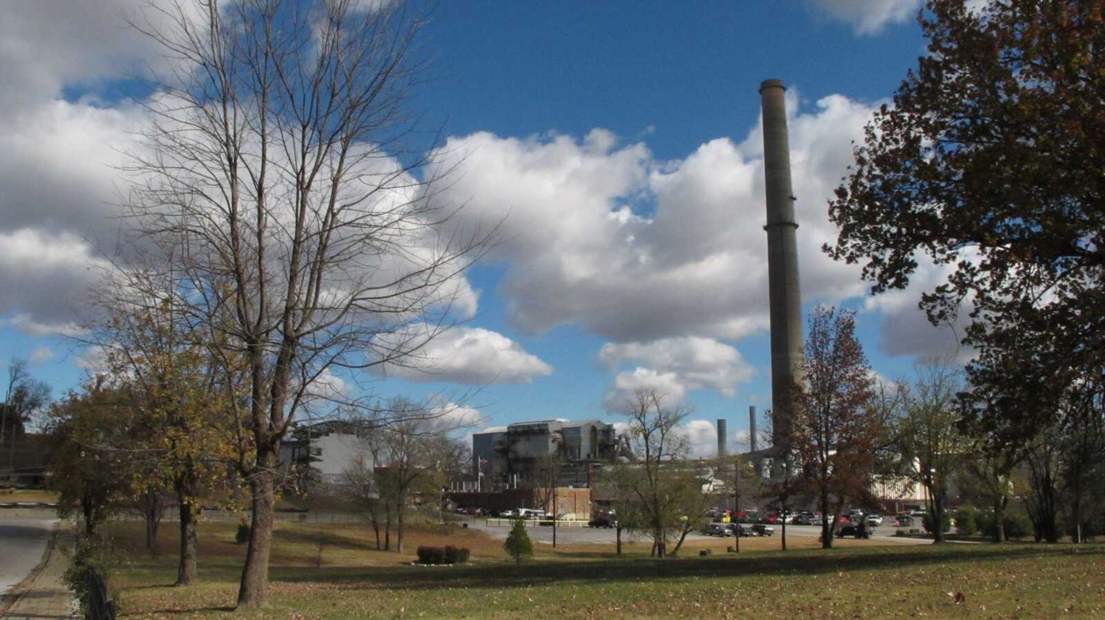 In this Nov. 4, 2010 photo, Doe Run Co.'s lead smelter is seen in Herculaneum, Mo. The company's plans to close the nation's biggest lead smelter is a relief from some who say it might ease concerns about pollution tied to the plant. Others worry about the financial fallout from losing the plant's 270 jobs and tax revenue. (AP Photo/Jim Suhr)