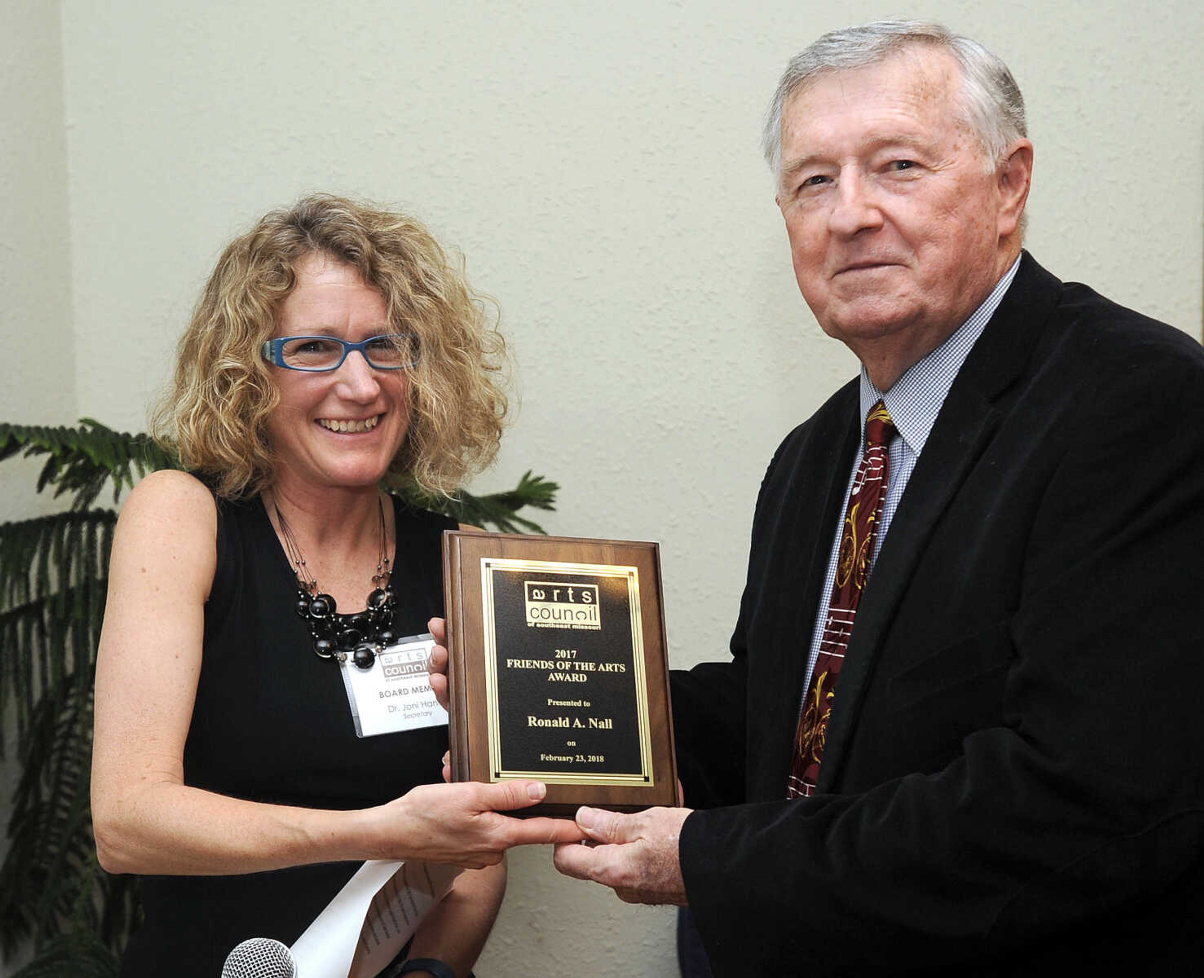 FRED LYNCH ~ flynch@semissourian.com
Joni Hand, left, board member of the Arts Council of Southeast Missouri, presents Ron Nall with the Friend of the Arts Award on Friday, Feb. 23, 2018 in Cape Girardeau.