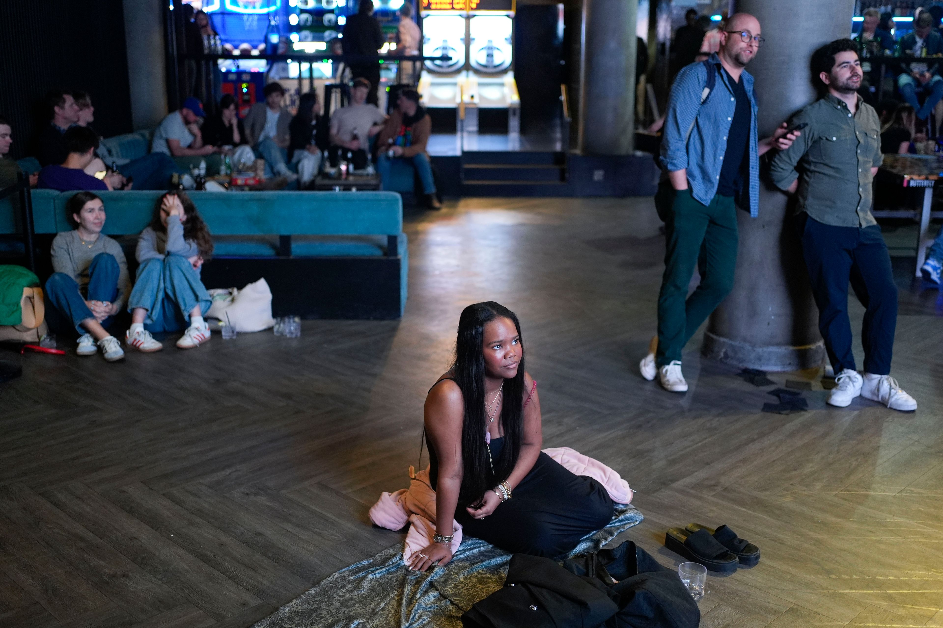 People including Jordyn Jones, center, watch election returns at a bar in New York, Tuesday, Nov. 5, 2024. (AP Photo/Seth Wenig)