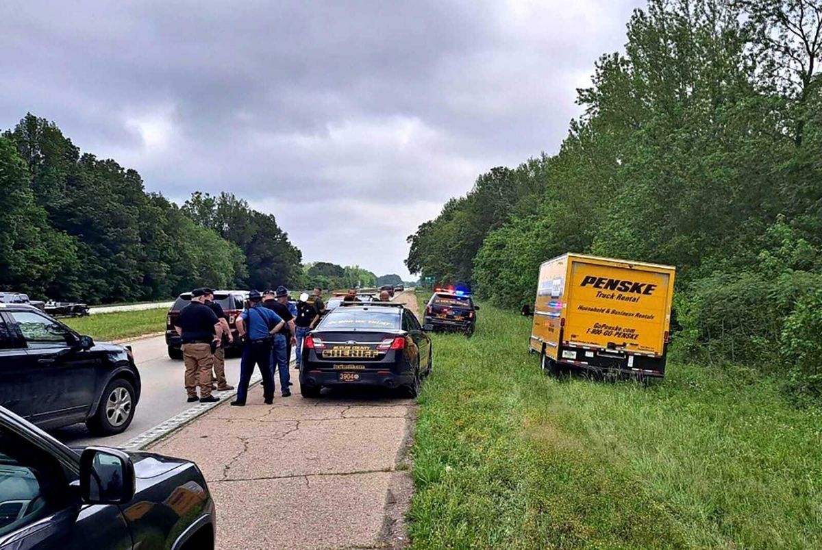 Box truck police chase ends in Poplar Bluff; deputies hurt