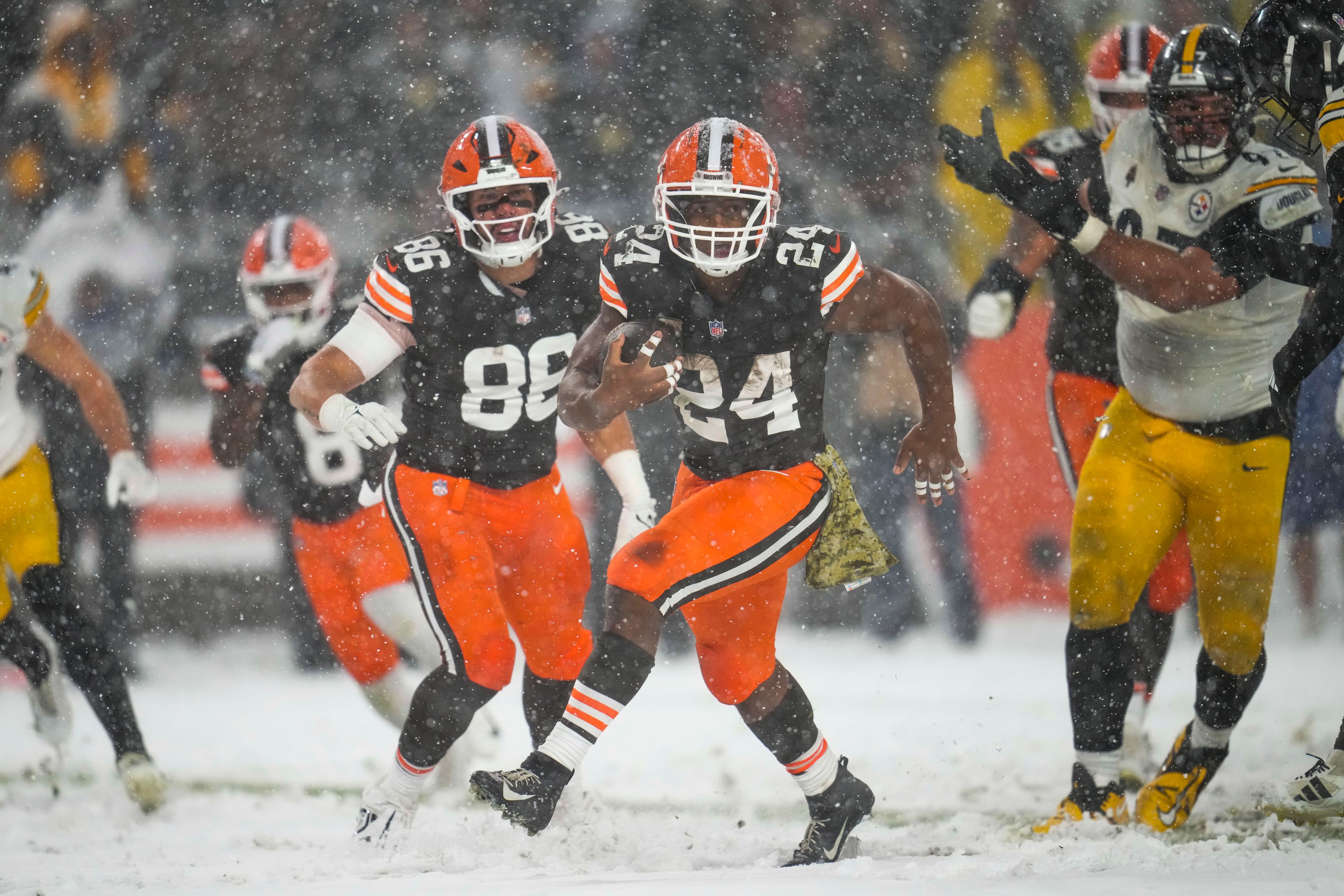 Nick Chubb plows through heavy snow for 2-yard TD, giving Browns 24-19 win over Steelers