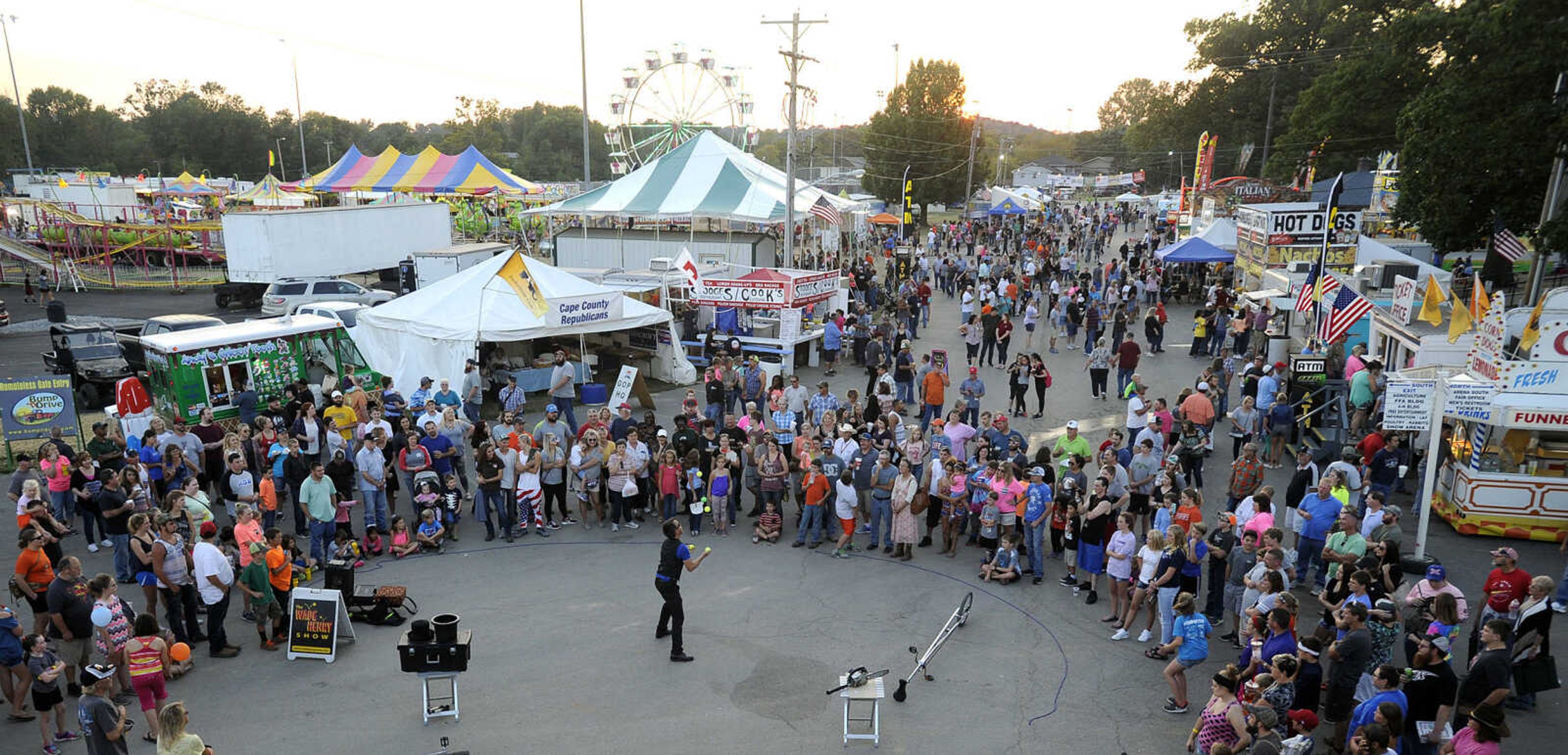 FRED LYNCH ~ flynch@semissourian.com
Wade Henry juggles balls during his strolling show Friday, Sept. 15, 2017 at the SEMO District Fair in Cape Girardeau.