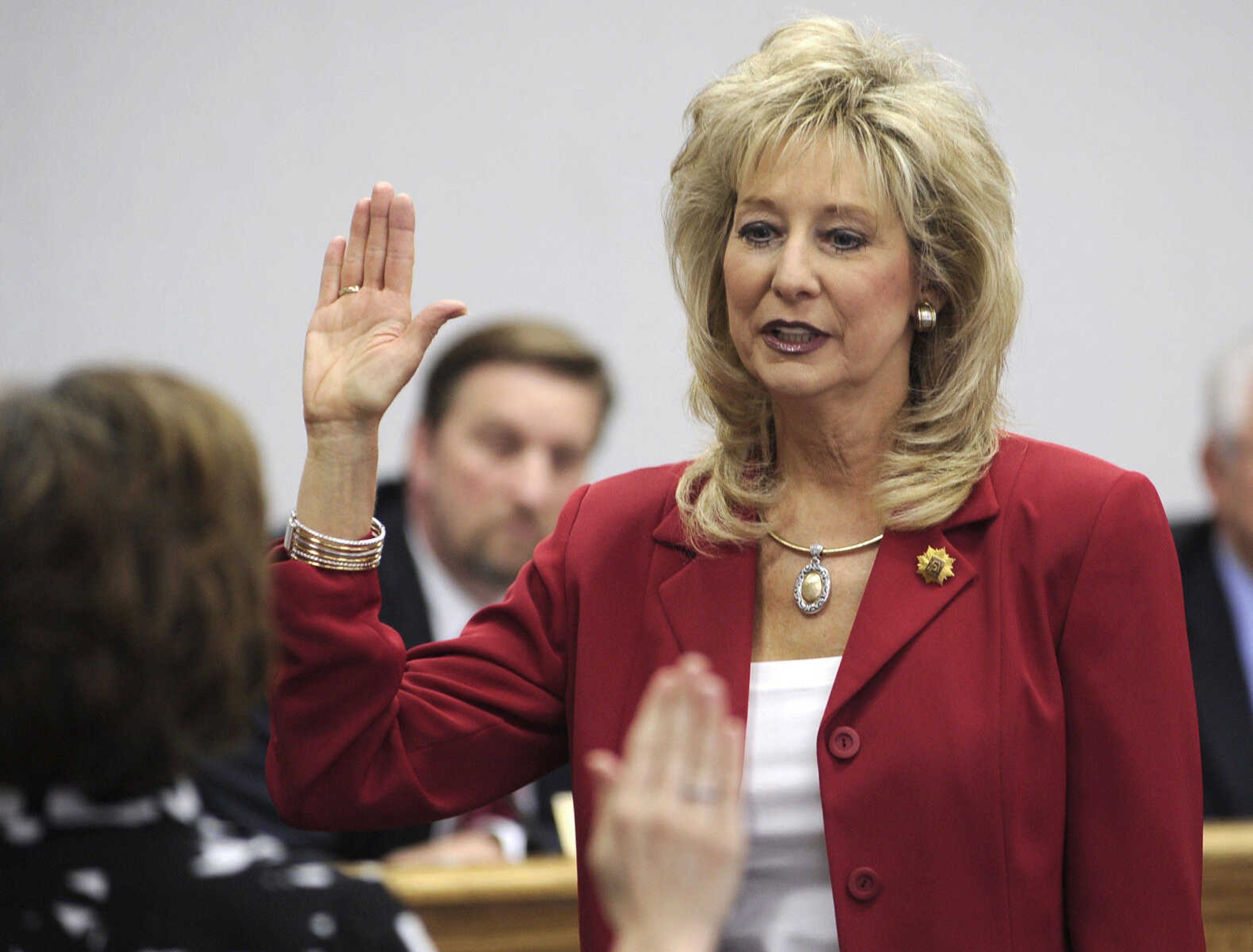 Kathy Swan is sworn in for the Ward 6 city council seat.