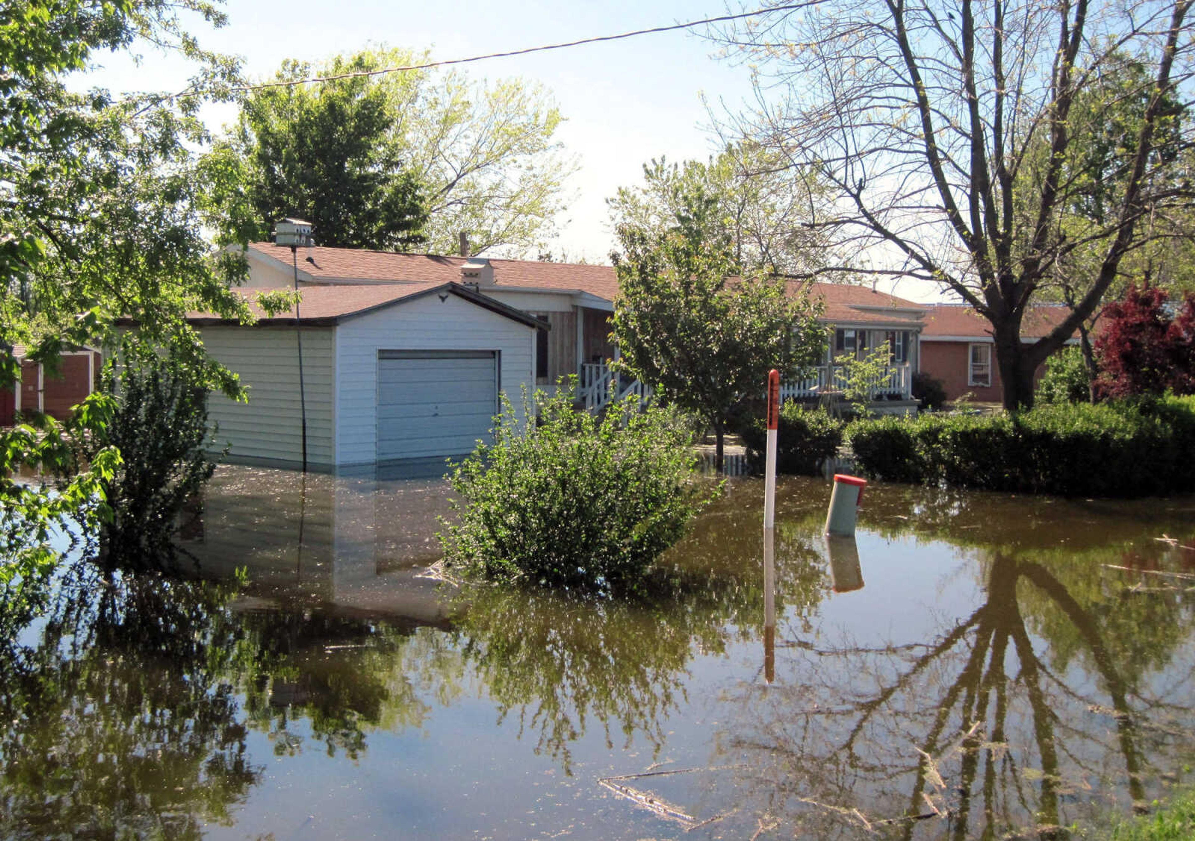 M.D. KITTLE ~ mkittle@semissourian.com
Flooding in Olive Branch, Ill. on Friday, April 29, 2011.