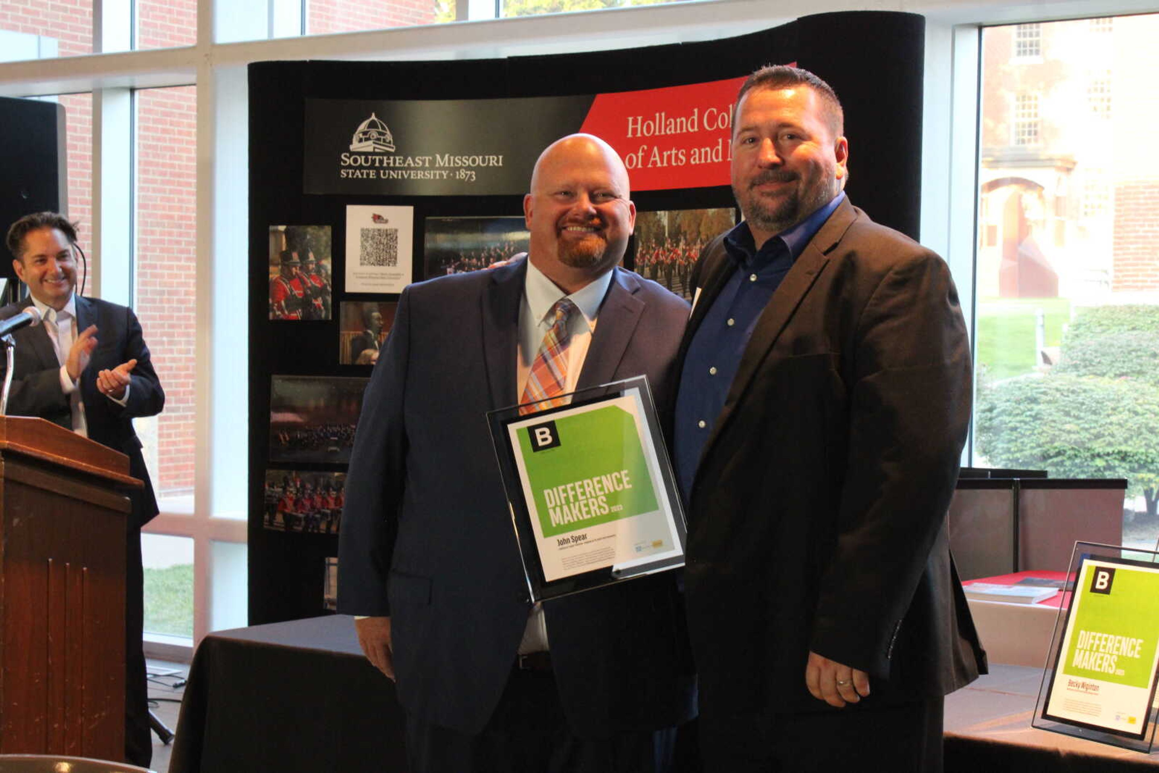 Cape Girardeau MRV Banks market president Robbie Guard hands Difference Maker John Spear his award.&nbsp;