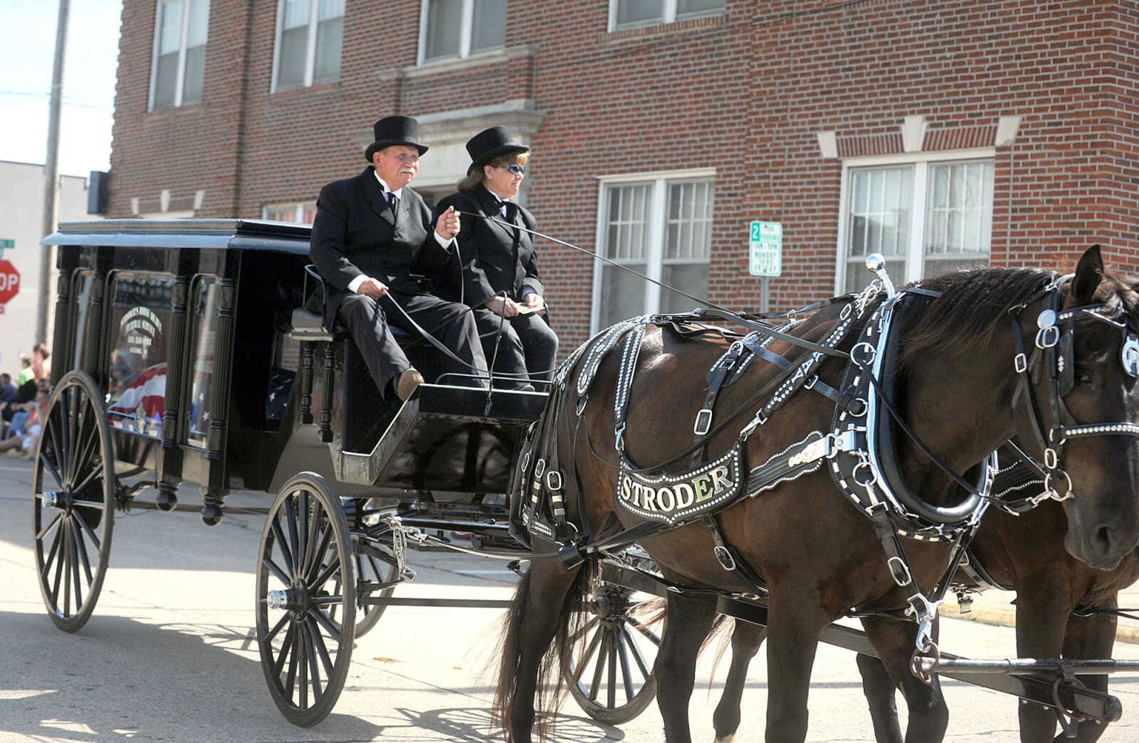 LAURA SIMON ~ lsimon@semissourian.com


People line the sidewalks as old-time horse drawn carriages head down High Street in Jackson, Saturday, July 5, 2014, during the Bicentennial Wagon Trail Parade.