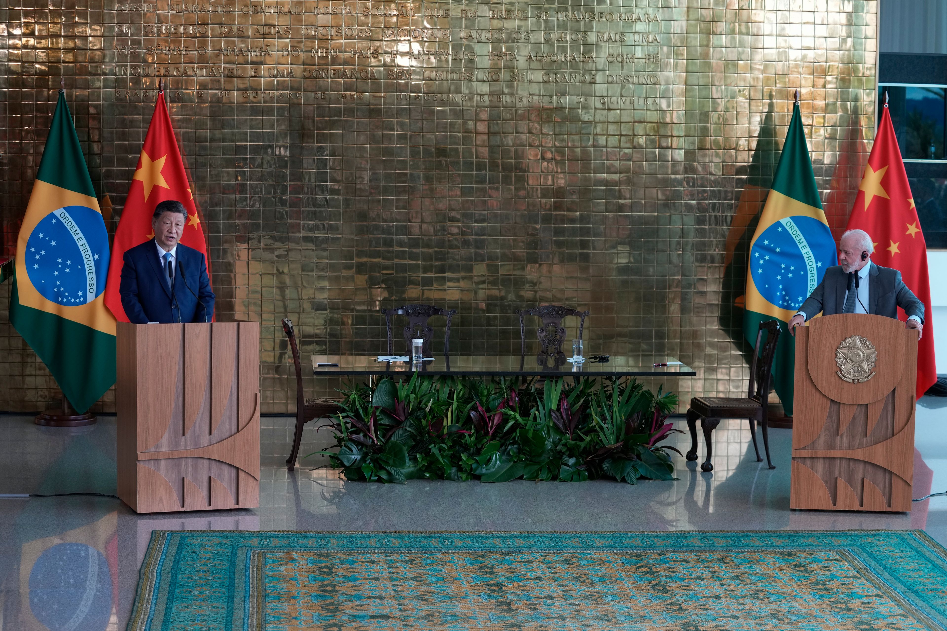 Brazil's President Luiz Inacio Lula da Silva, right, and China's President Xi Jinping attend a news conference at Alvorada palace in Brasilia, Brazil, Wednesday, Nov. 20, 2024. (AP Photo/Eraldo Peres)