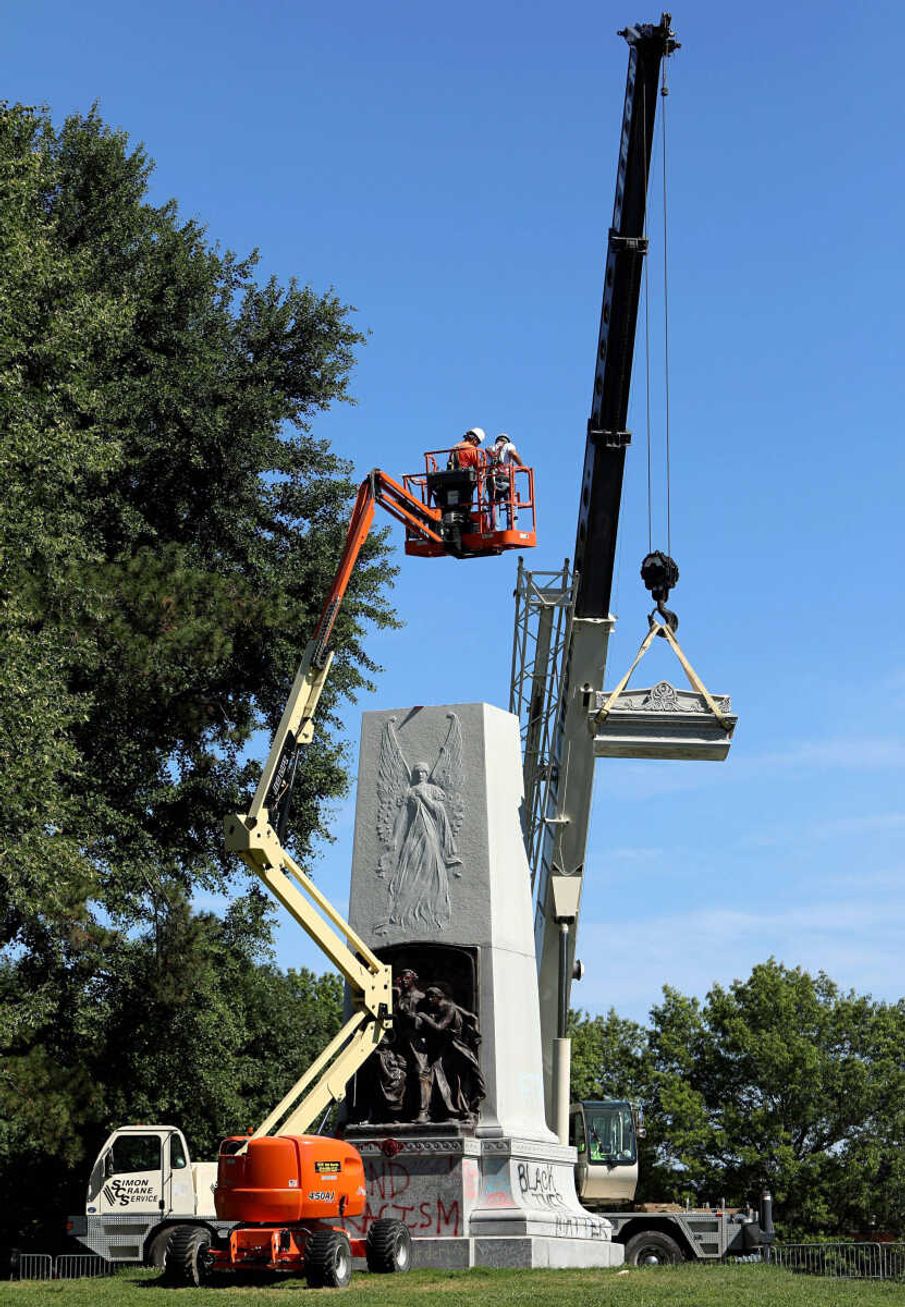Workers remove portion of St. Louis' Confederate monument