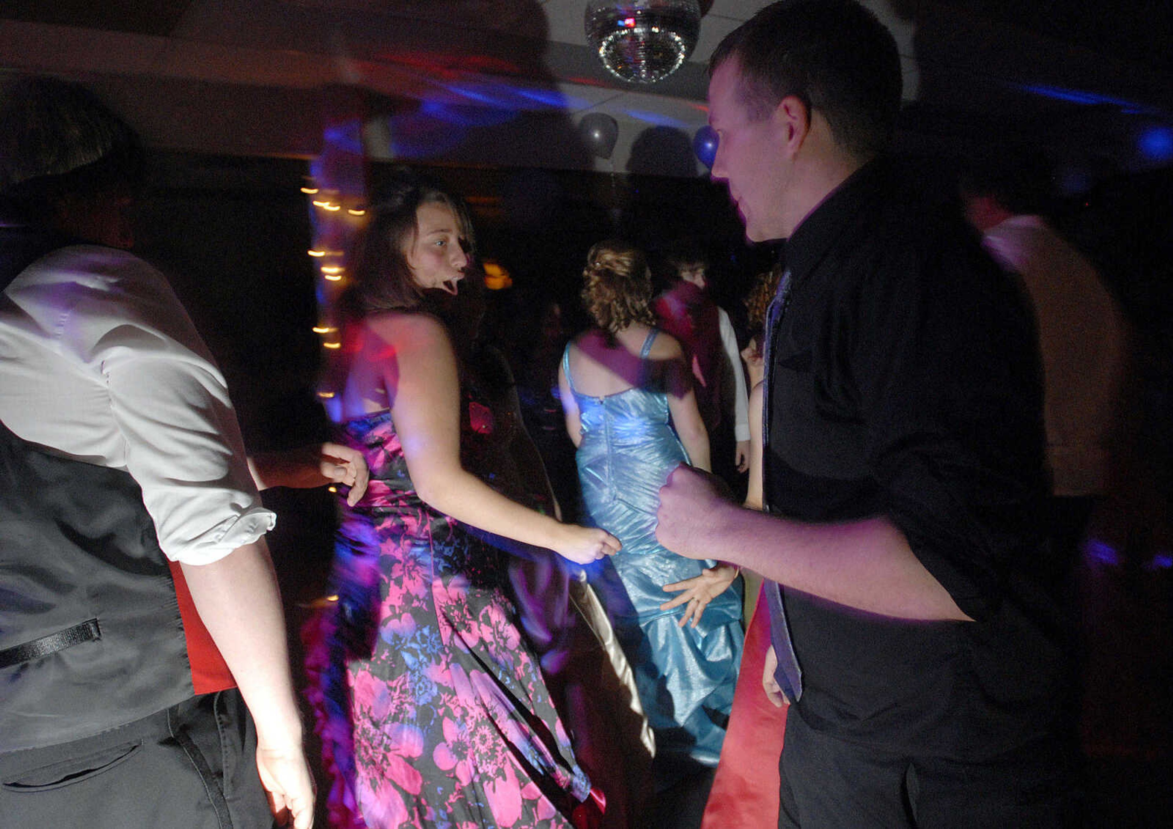 LAURA SIMON~lsimon@semissourian.com
Woodland High School Prom "A Night to Remember" at Dockside the Upper Deck in Cape Girardeau Saturday, April 10, 2010.