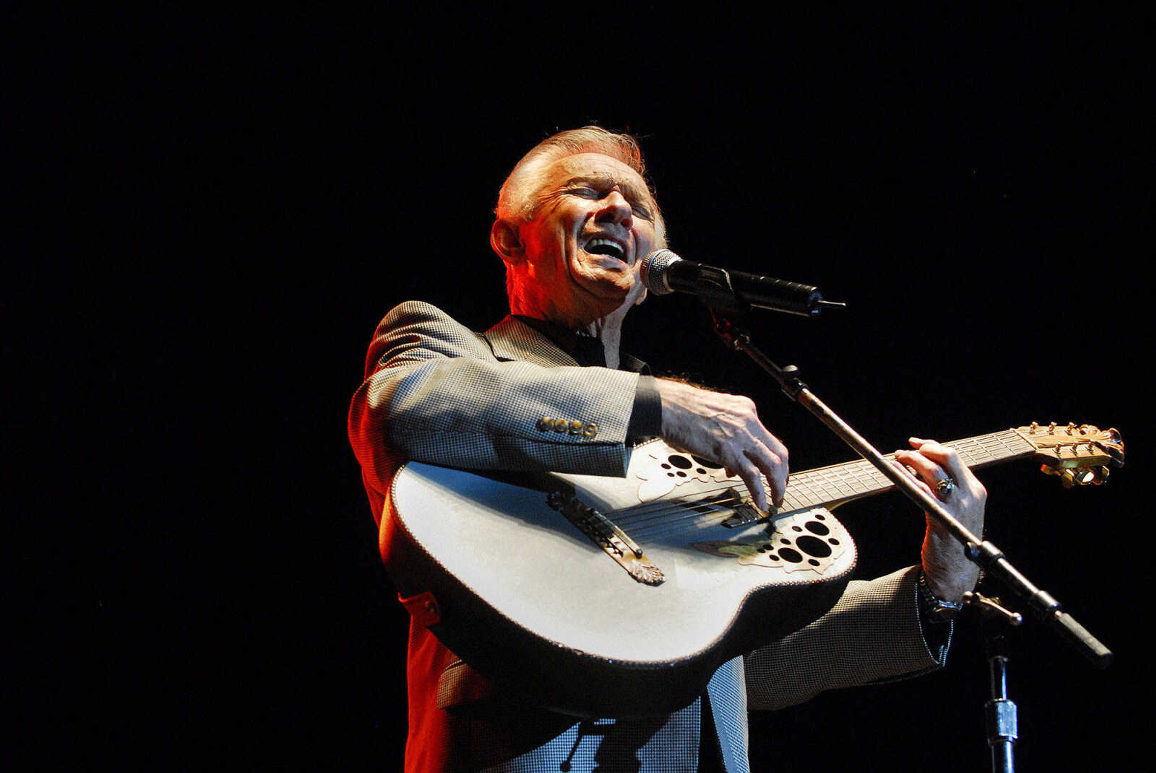 LAURA SIMON~lsimon@semissourian.com
Mel Tillis performs in the grandstand at Arena Park Thursday, September 16, 2010 during the 155th Annual SEMO District Fair.