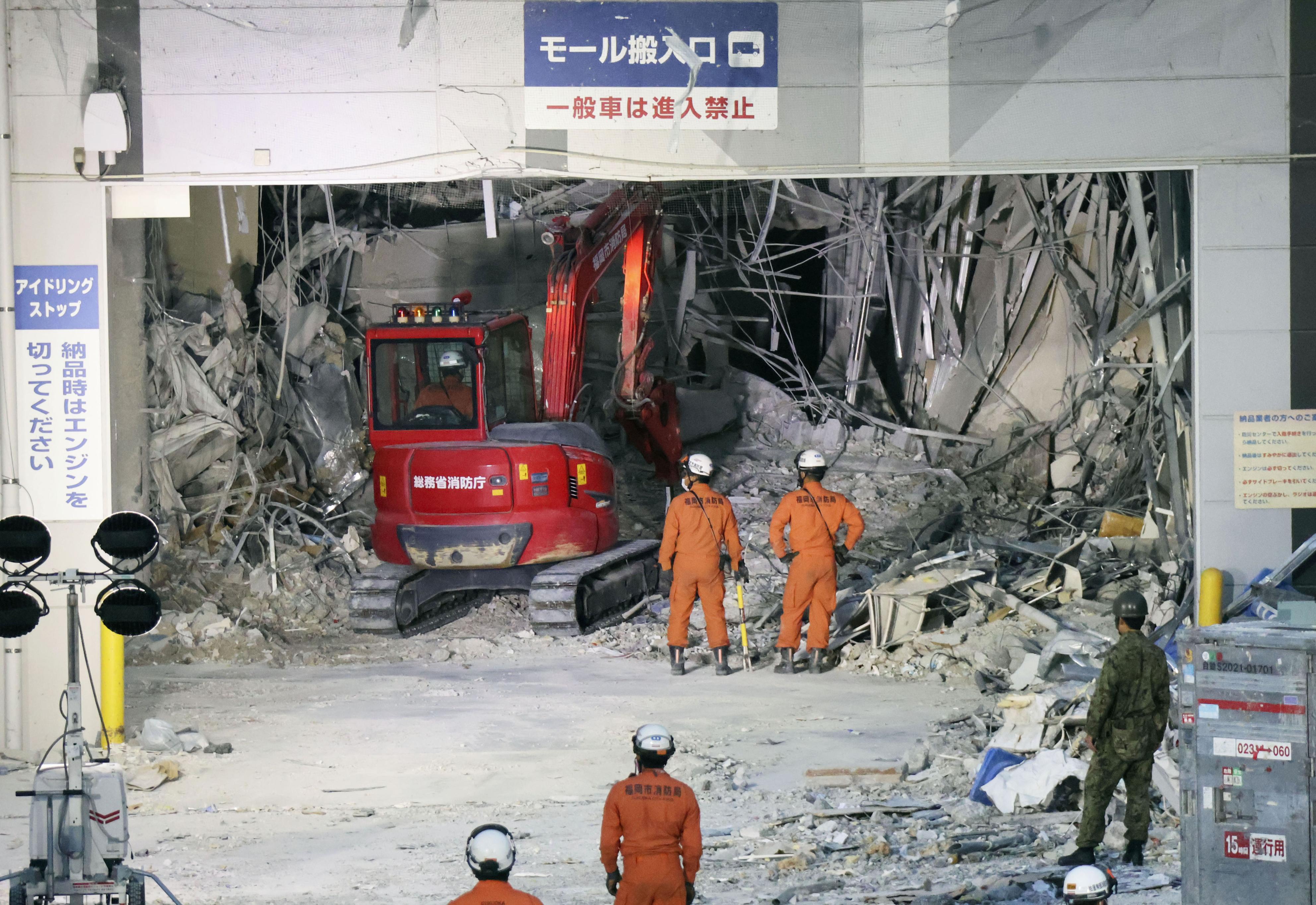 Quake survivors in southwestern Japan sleep in cars in swelt